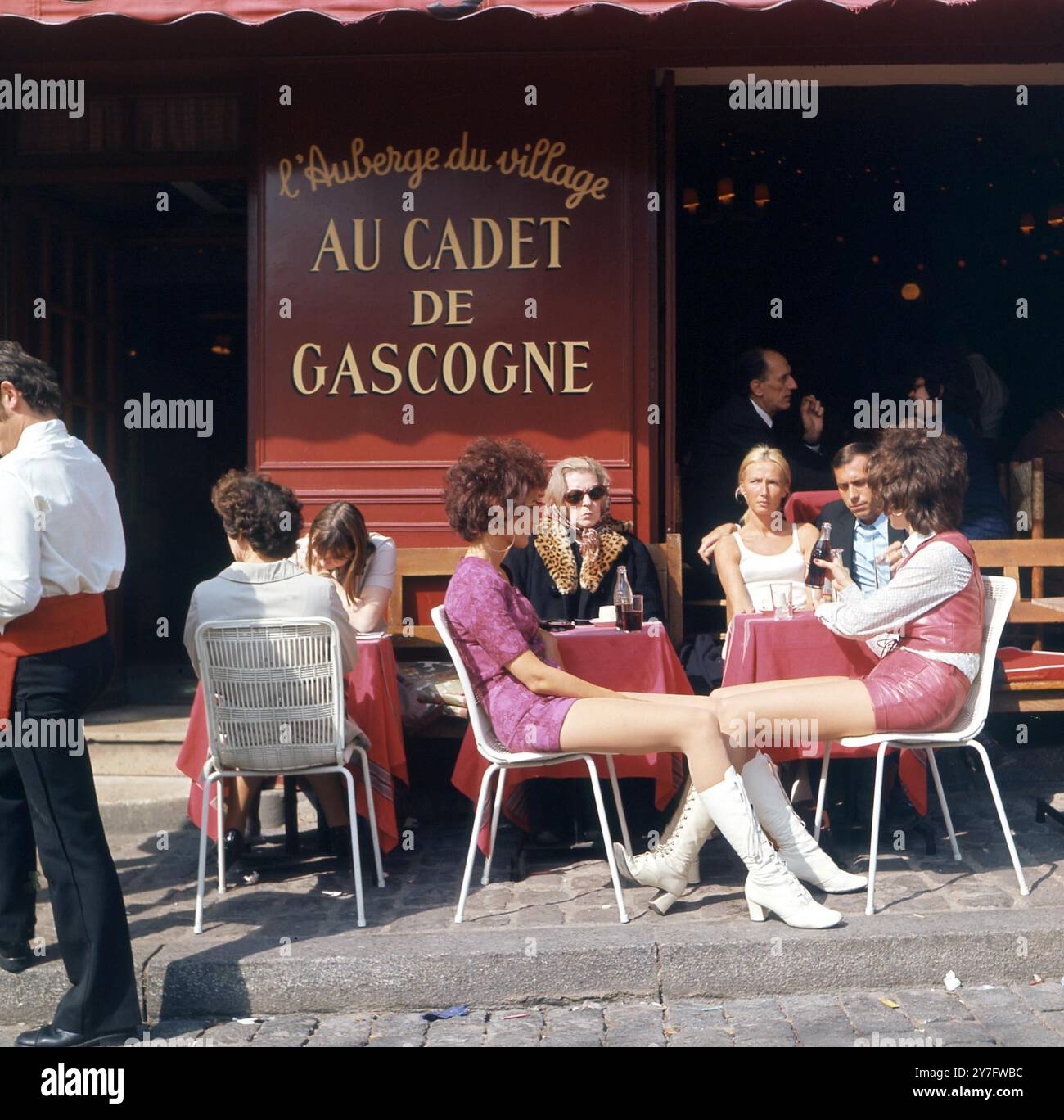 Pariser Café. Touristen genießen Aperitif im Straßencafé. Montmartre 1960er Jahre Stockfoto