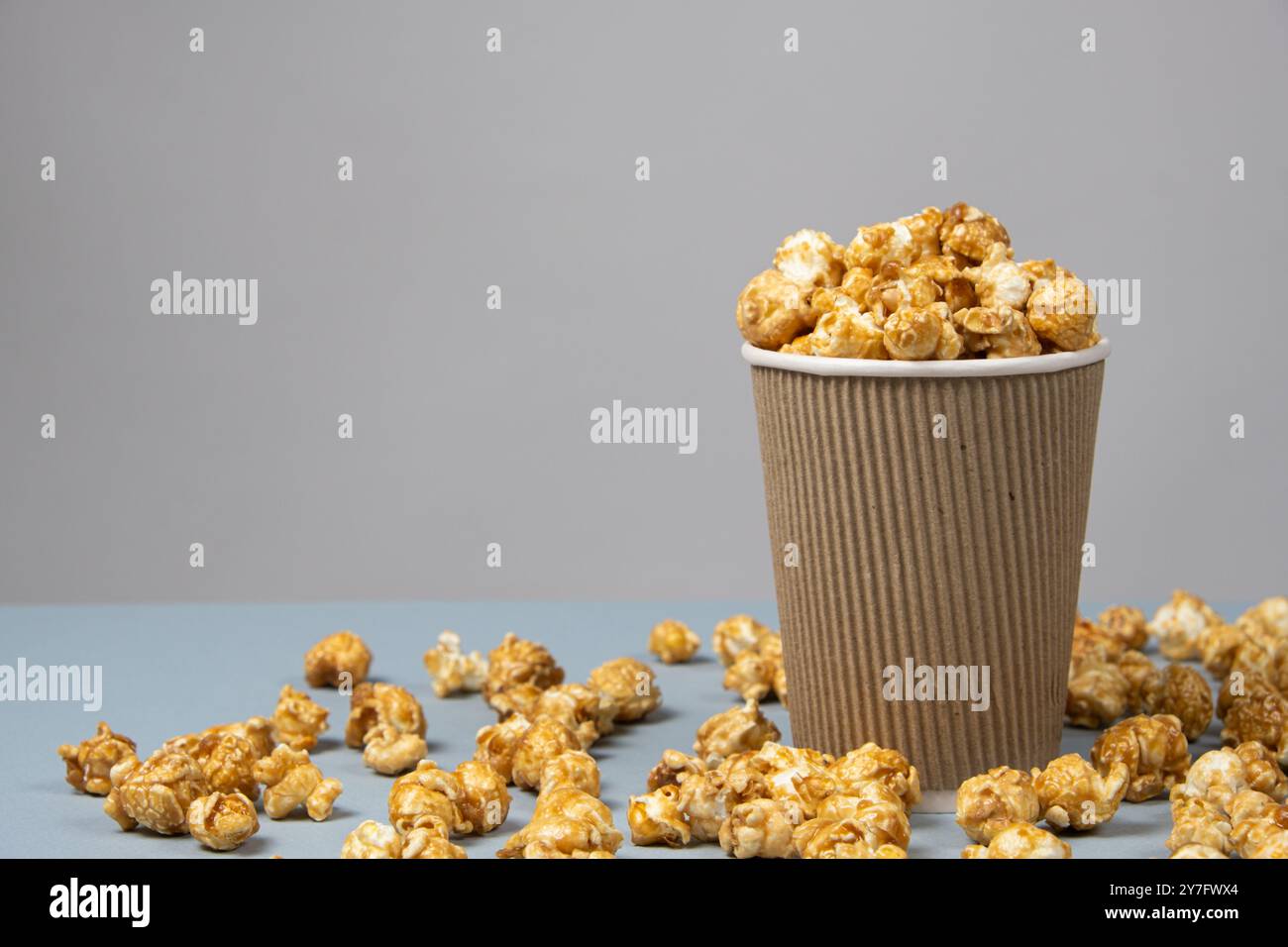 Süßes karamelisiertes Popcorn in einem Eimer. Platz für Text. Stockfoto