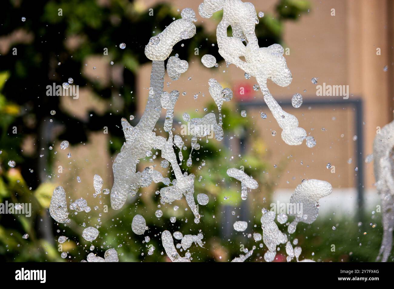 Gurgelnde Wasserfontäne Spritzen Tropfen in die Luft Stockfoto
