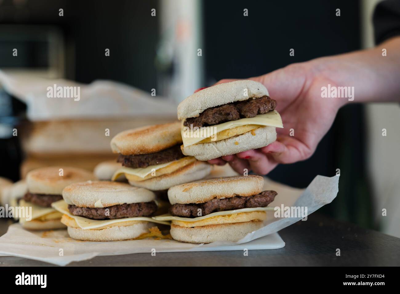 Englische Muffin-Frühstückssandwiches mit Ei und Rindfleisch auf t Stockfoto