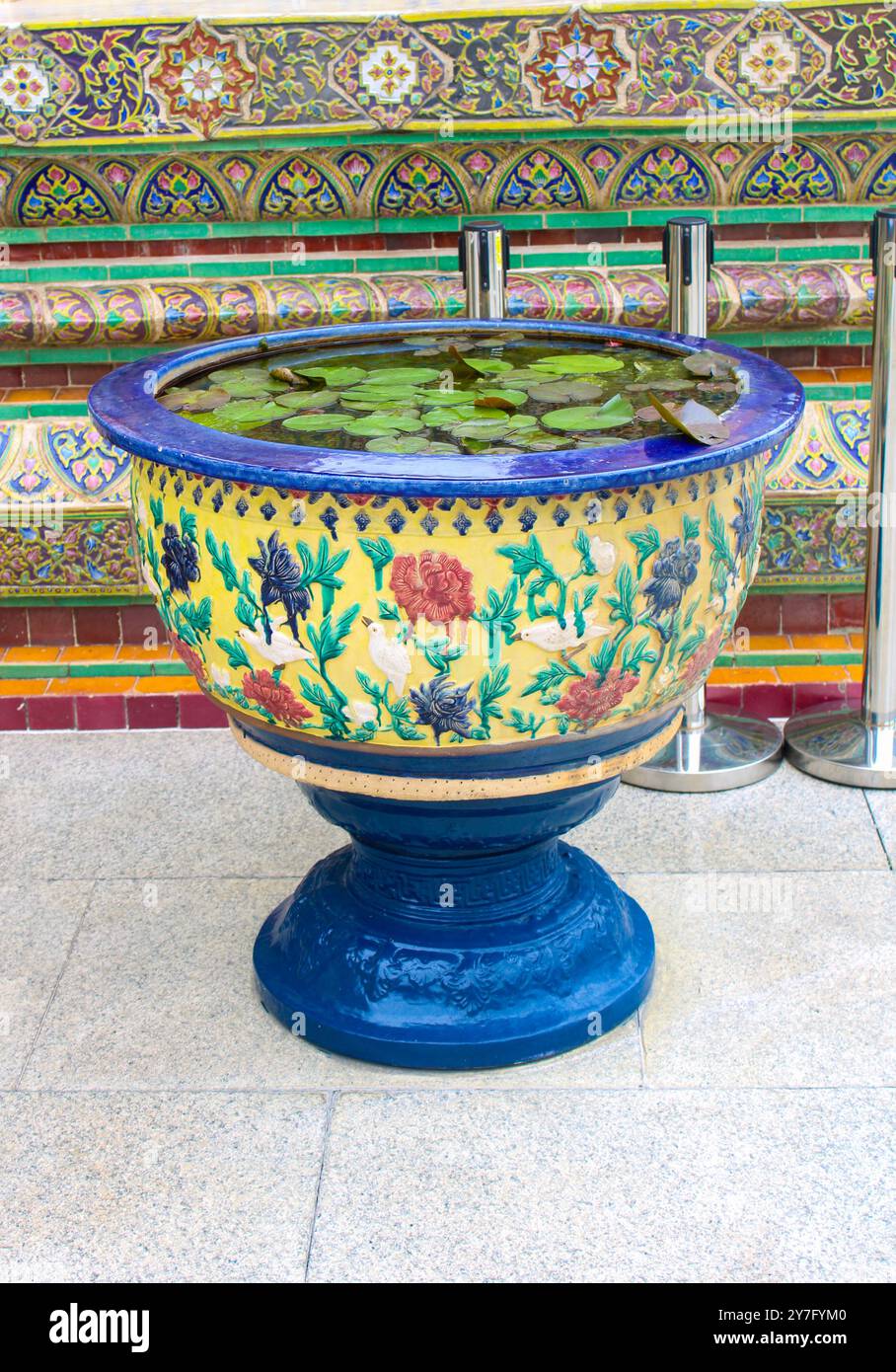 Bangkok. Der große Palast oder Königspalast (Wat Phra Kaew). Große Vase mit Seerosenblüten. Stockfoto
