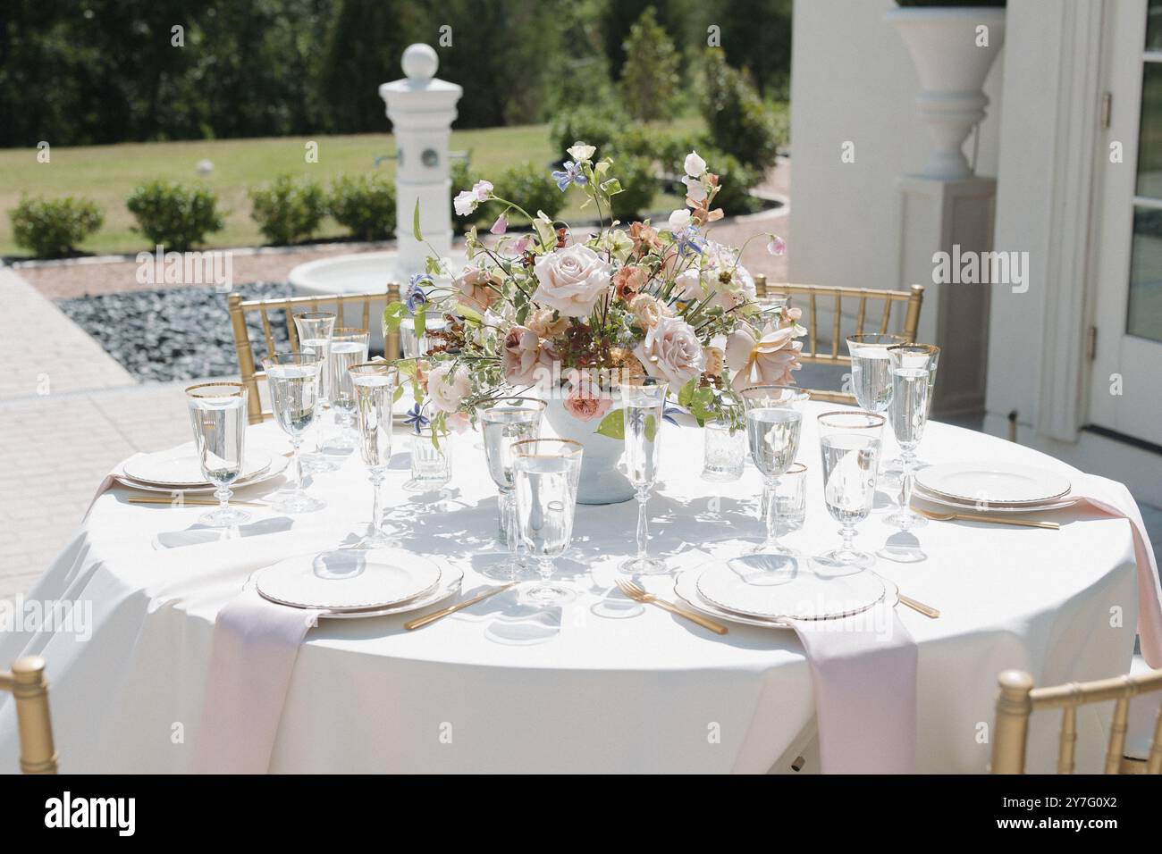 Luxe Hochzeitsempfang Tischdecke und Blumendekor Stockfoto