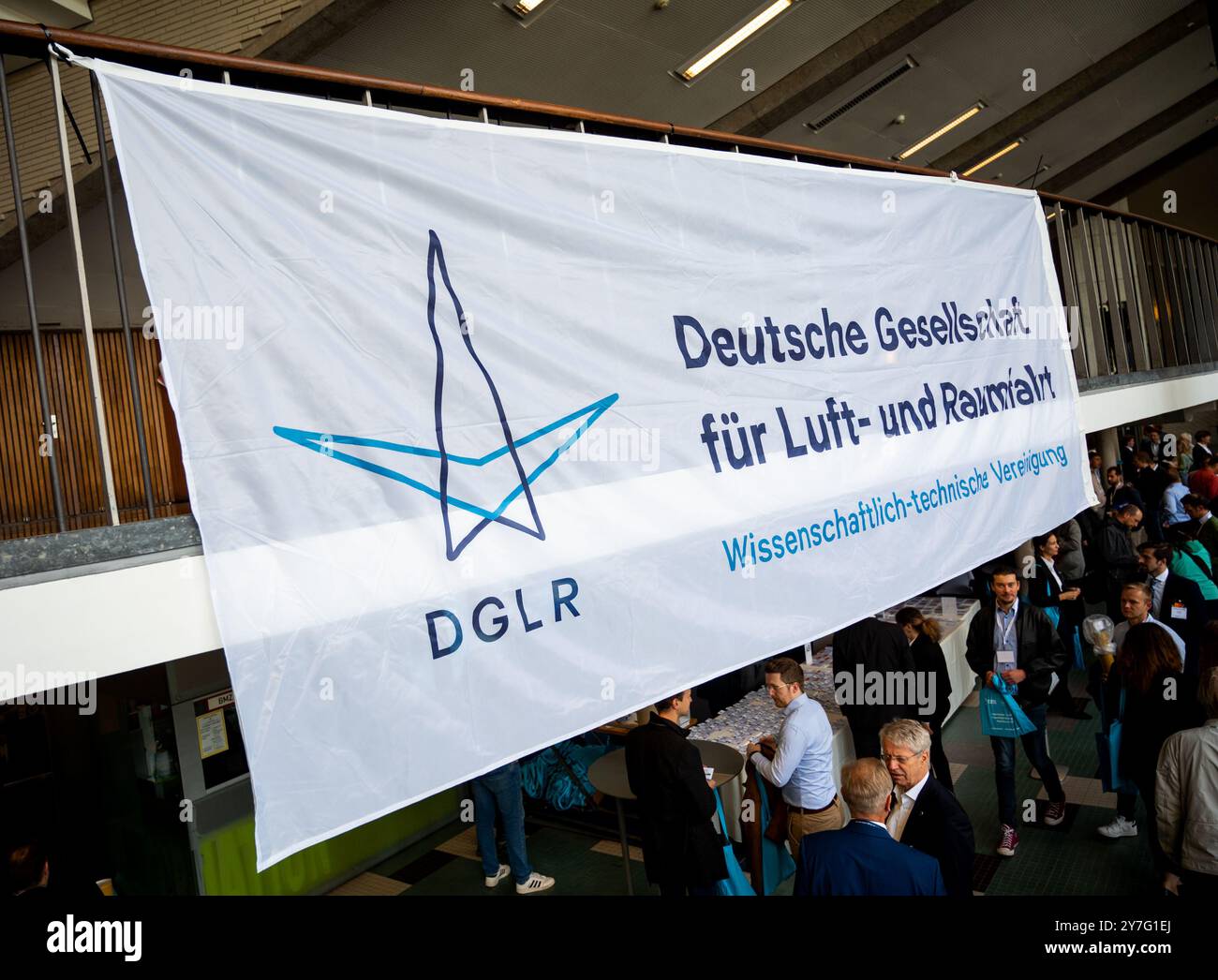 Hamburg, Deutschland. 30. September 2024. Besucher stehen auf dem von der Deutschen Gesellschaft für Luft- und Raumfahrt (DGLR) veranstalteten Deutschen Kongress für Luft- und Raumfahrt in Hamburg. Drei Tage lang treffen sich Wissenschaftler, Branchenvertreter und Interessenten der Luft- und Raumfahrt in Hamburg. (Zu dpa 'Deutscher Luft- und Raumfahrtkongress beginnt in Hamburg') Credit: Daniel Bockwoldt/dpa/Alamy Live News Stockfoto