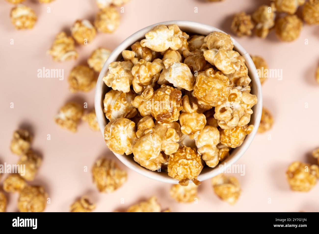 Süßes karamelisiertes Popcorn in einem Eimer von oben. Stockfoto