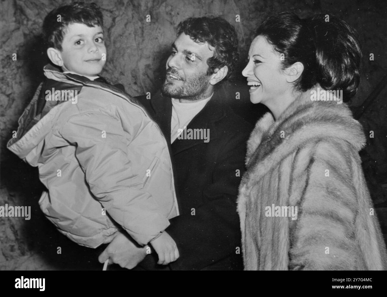 490997 ZWEI DOKTOREN ZHIVAGOS MADRID : VOR KURZEM SIND IN MADRID DER IN ÄGYPTEN GEBORENE FILMSCHAUSPIELER OMAR SHARIF, SEINE FRAU FATEN HAMAMA, DIE DER BELIEBTESTE WEIBLICHE STAR DER ÄGYPTISCHEN FILME IST, UND IHR ACHTJÄHRIGER SOHN TAREK ZU SEHEN. SHARIF ARBEITET IN MADRID AN DER DAVID-LEAN-FILMVERSION VON BORIS PASTERNAKS NOBELPREISTRÄGER DOKTOR SCHIWAGO, DER DERZEIT IN SPANIEN PRODUZIERT WIRD. IN DEM MILLIONENSCHWEREN MGM-FILM SPIELT OMAR DIE HAUPTROLLE, WÄHREND SEIN SOHN SEIN KINODEBÜT ALS KIND IN EINER FRÜHEN SEQUENZ DER GESCHICHTE ALS ZHIVAGO FEIERT. DIE DREHARBEITEN WERDEN VORAUSSICHTLICH BIS AUGUST 1965 FORTGESETZT, MIT VIEL Stockfoto