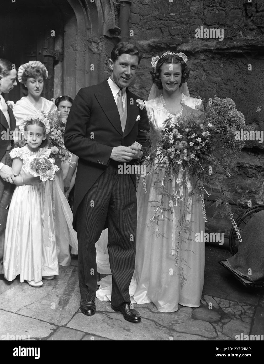 Die Braut und der Bräutigam verlassen die Kirche nach der Zeremonie. September 1948 Stockfoto