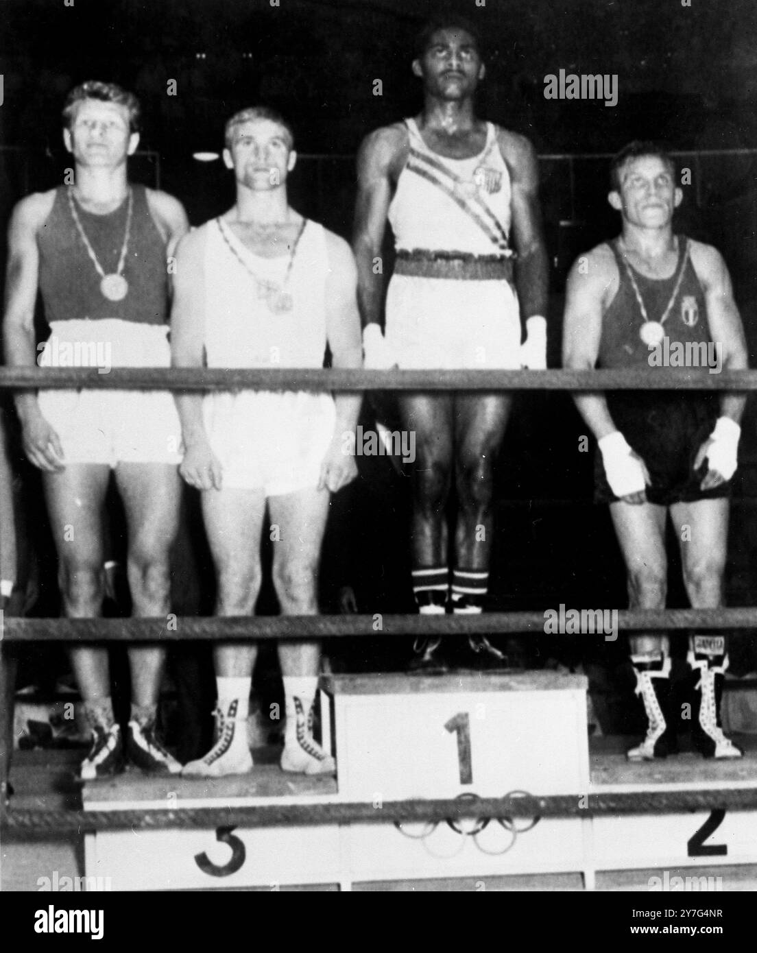 Olympische Boxmedaillen Medaillen die Medaillengewinner der Leichtgewichtboxabteilung der Olympischen Spiele in Rom . Wilbert McClure aus den USA ( Dritter von links ) , Gewinner der Goldmedaille ; Carmelo Bossi aus Italien ( rechts ) , Gewinner der Silbermedaille ; Bill Fisher aus Großbritannien ( Bronze ) und Boris Lagutin aus Russland ( Bronze ) links . 6. Oktober 1960 Stockfoto