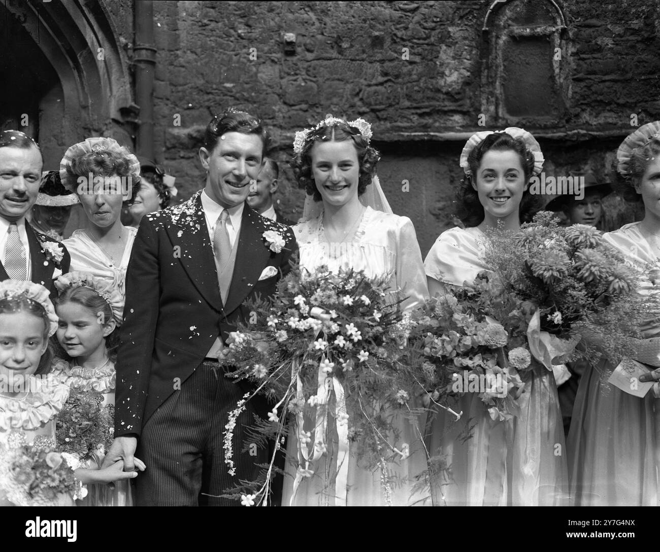 Die Braut und der Bräutigam nach der Zeremonie , fotografiert mit Sylvia Cheeseman , bekannter Athletin und Freundin der Braut , die eine ihrer Brautjungfern war . September 1948 Stockfoto