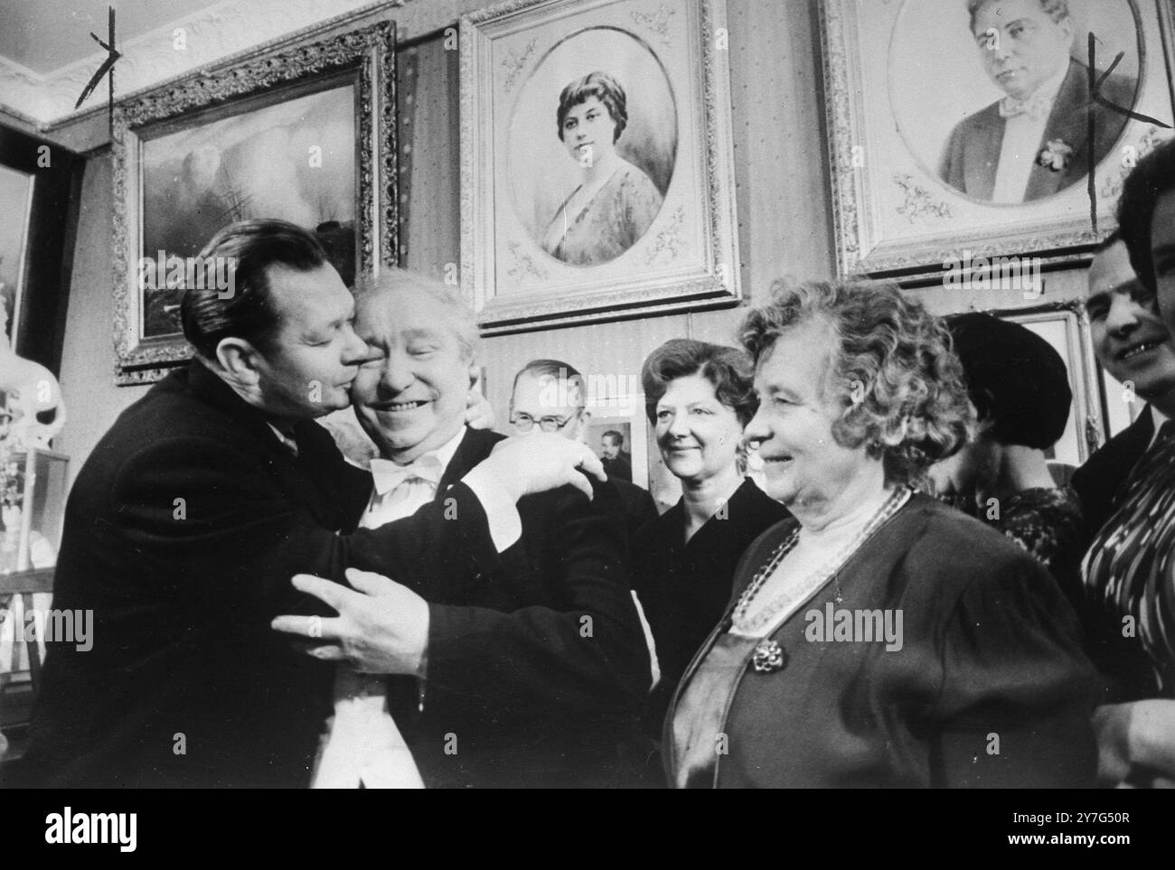 49092950 JAHRE MI Moskau: Goldener Hochzeitstag Gruß von ihrem Sohn Igor (links) für den berühmten russischen Sänger Maksim Milhailov und seine Frau. Milhailow, 71 Jahre alt und heute pensioniert, geboren aus einer einfachen Bauernfamilie in der Provinz Kasan, wurde zu einem der größten Basssolisten in der Geschichte des Moskauer Bolschoi-Theaters. 1. Januar 1965 Stockfoto