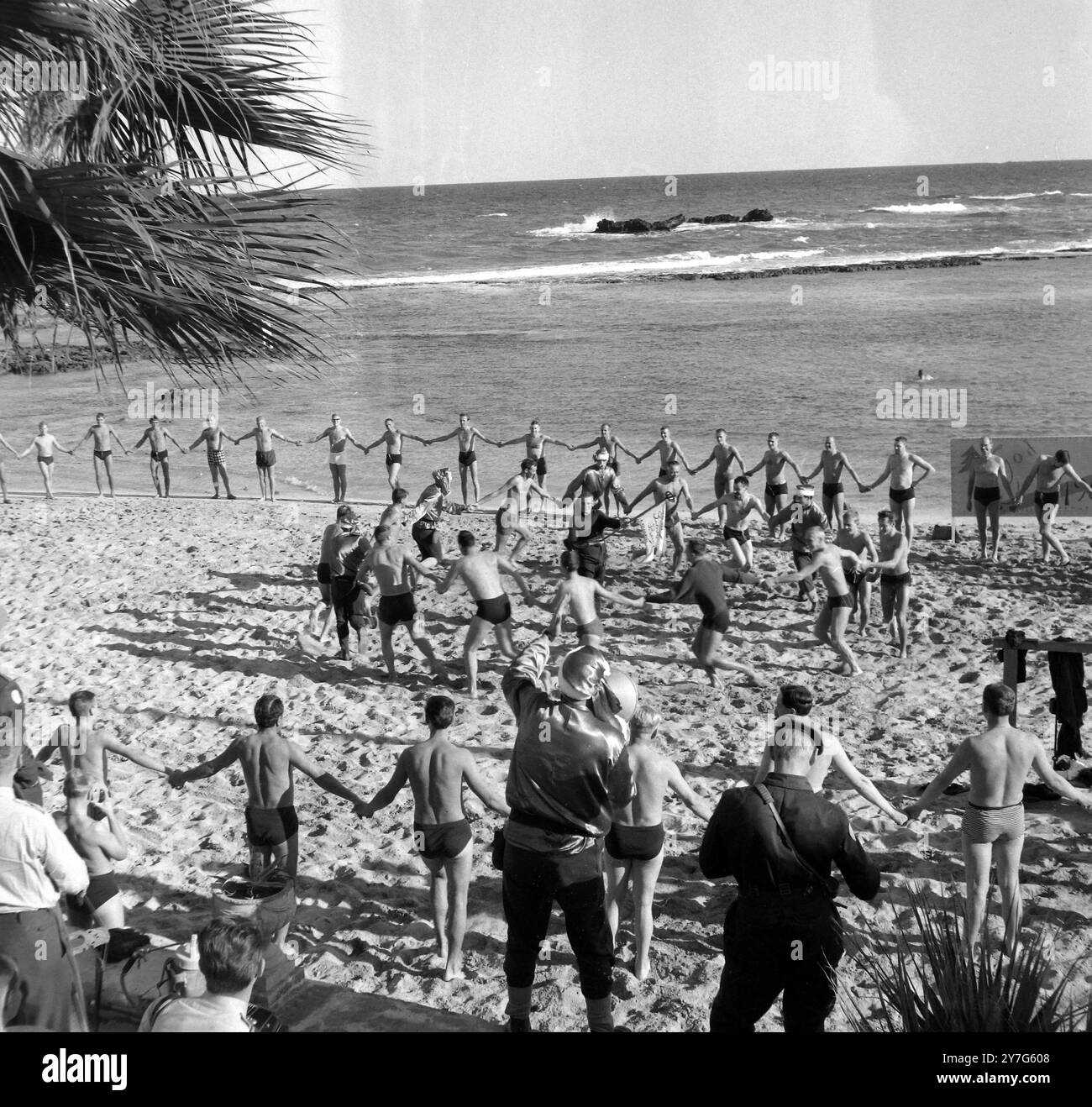 25. DEZEMBER 1964 - - schwedische Truppen des UN-Kontingents auf Zypern tanzen an einem Sandstrand am Weihnachtstag in Famagusta, Ostzypern. Stockfoto