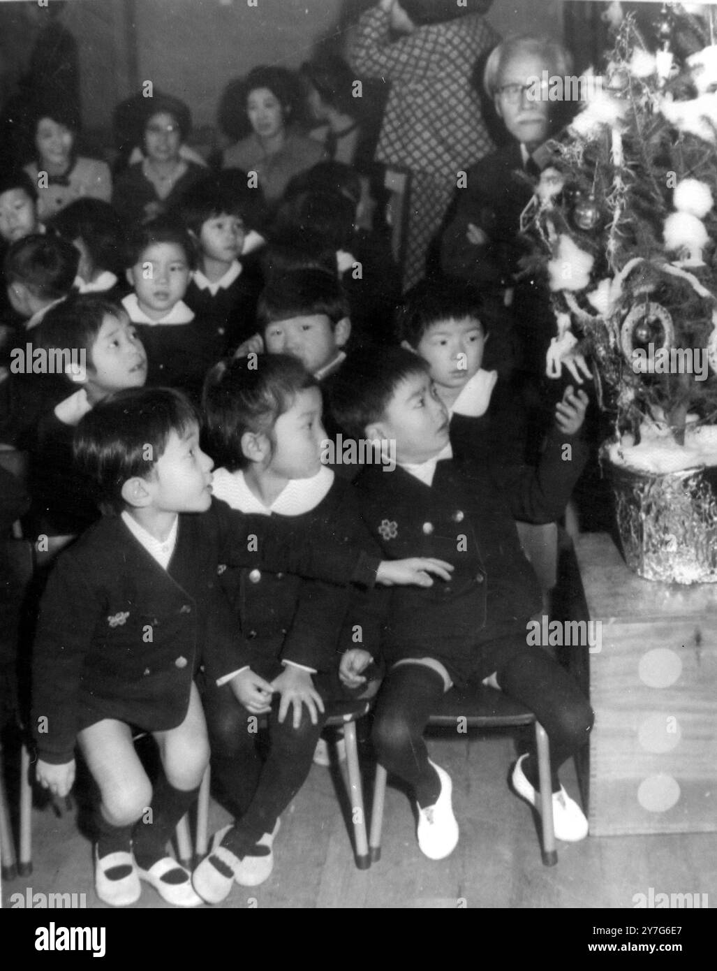 PRINZ HIRO VON JAPAN FEIERT DIE WEIHNACHTSFEIER IN TOKIO AM 21. DEZEMBER 1964 Stockfoto