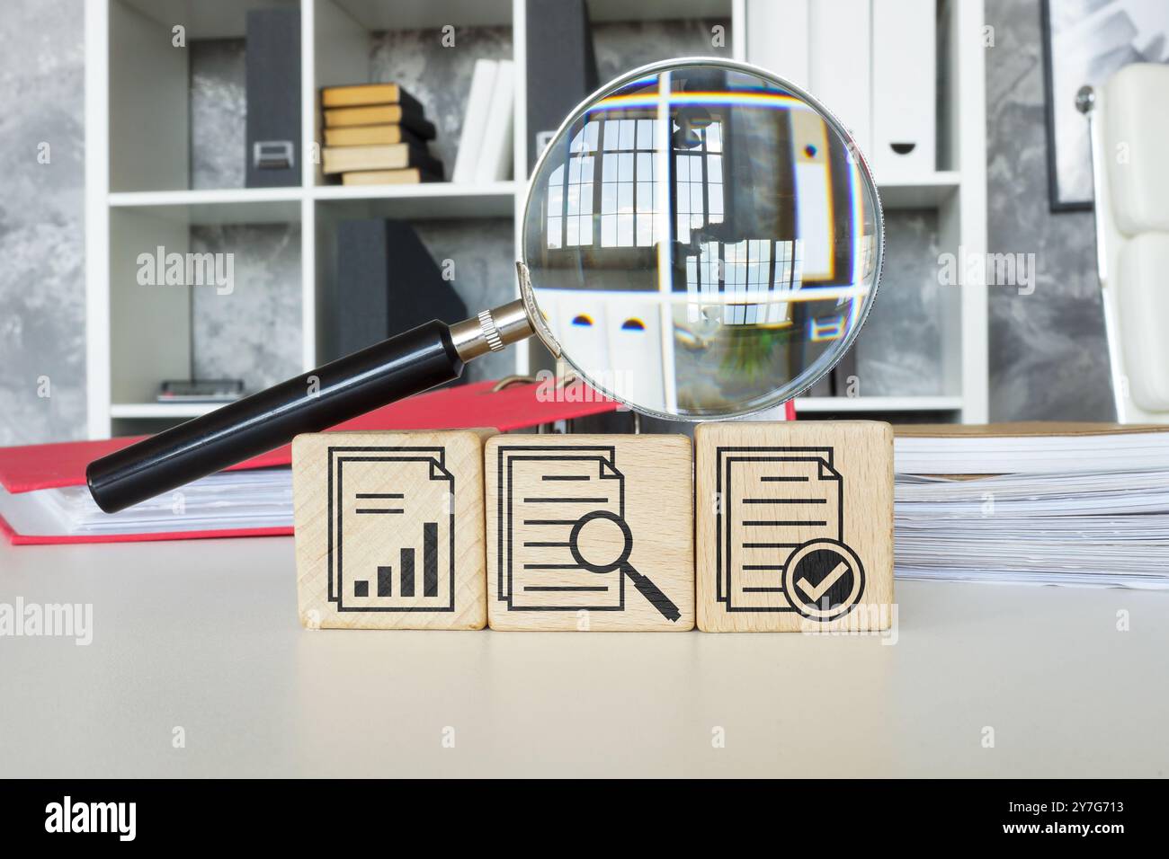 Zertifizierungs- und Auditsymbole neben einer Lupe. Stockfoto