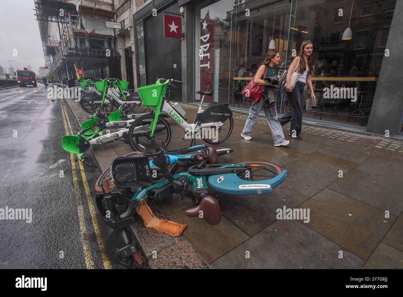 London, Großbritannien. 30 September 2024 Miete-E-Bilkes werden auf dem Bürgersteig im Londoner Zentrum aufgegeben . Einige Londoner Stadtteile drohten, Lime-E-Bikes innerhalb von Monaten zu entfernen, es sei denn, das Unternehmen berücksichtigt Sicherheitsbedenken, die rücksichtslos geparkt und aufgegeben werden und Behinderte und Fußgänger verheeren. Gutschrift. Amer Ghazzal/Alamy Live News Stockfoto