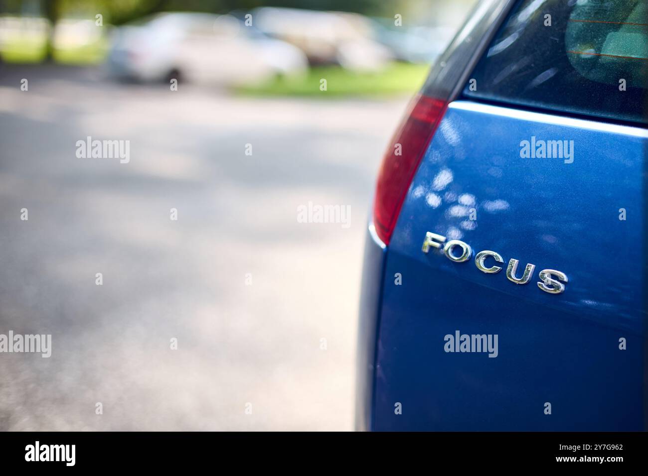 Minsk, Weißrussland - 24. August 2024: Ford Focus Modell der deutschen Marke Ford Heck Logo Schild Nahaufnahme selektiver Fokus über unscharfen Parken gedreht Stockfoto