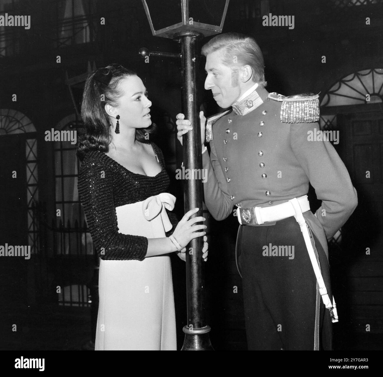 JEREMY LLOYD MIT MISS WORLD ANN SIDNEY IM LYRIC THEATRE IN LONDON; 2. DEZEMBER 1964 Stockfoto