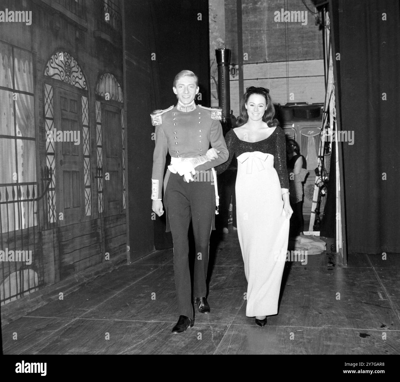 JEREMY LLOYD MIT MISS WORLD ANN SIDNEY IM LYRIC THEATRE IN LONDON / ; 2. DEZEMBER 1964 Stockfoto