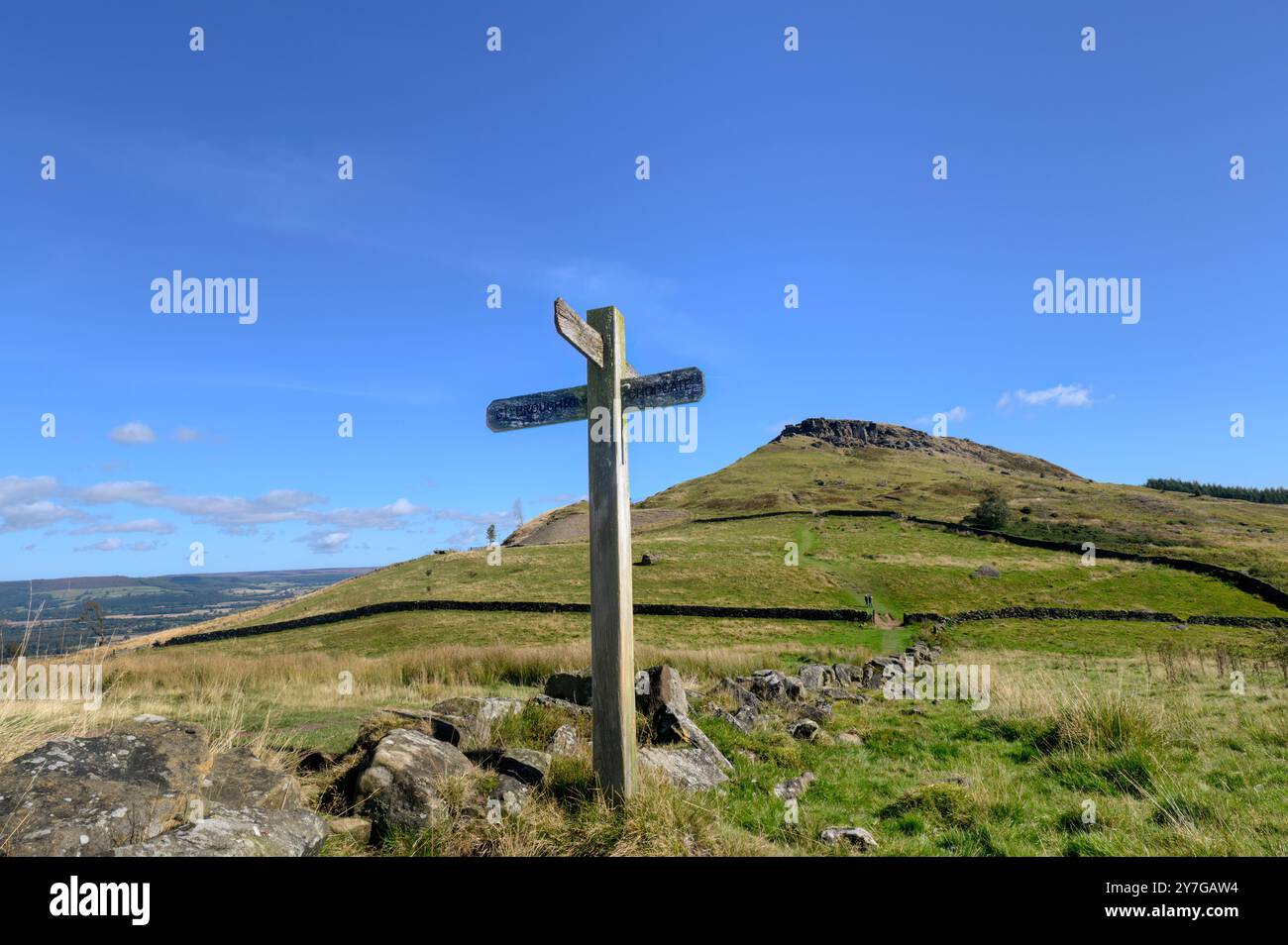 Waymarker und die Wainstones am Cleveland Way in der Nähe von Great Broughton, North York Moors Stockfoto