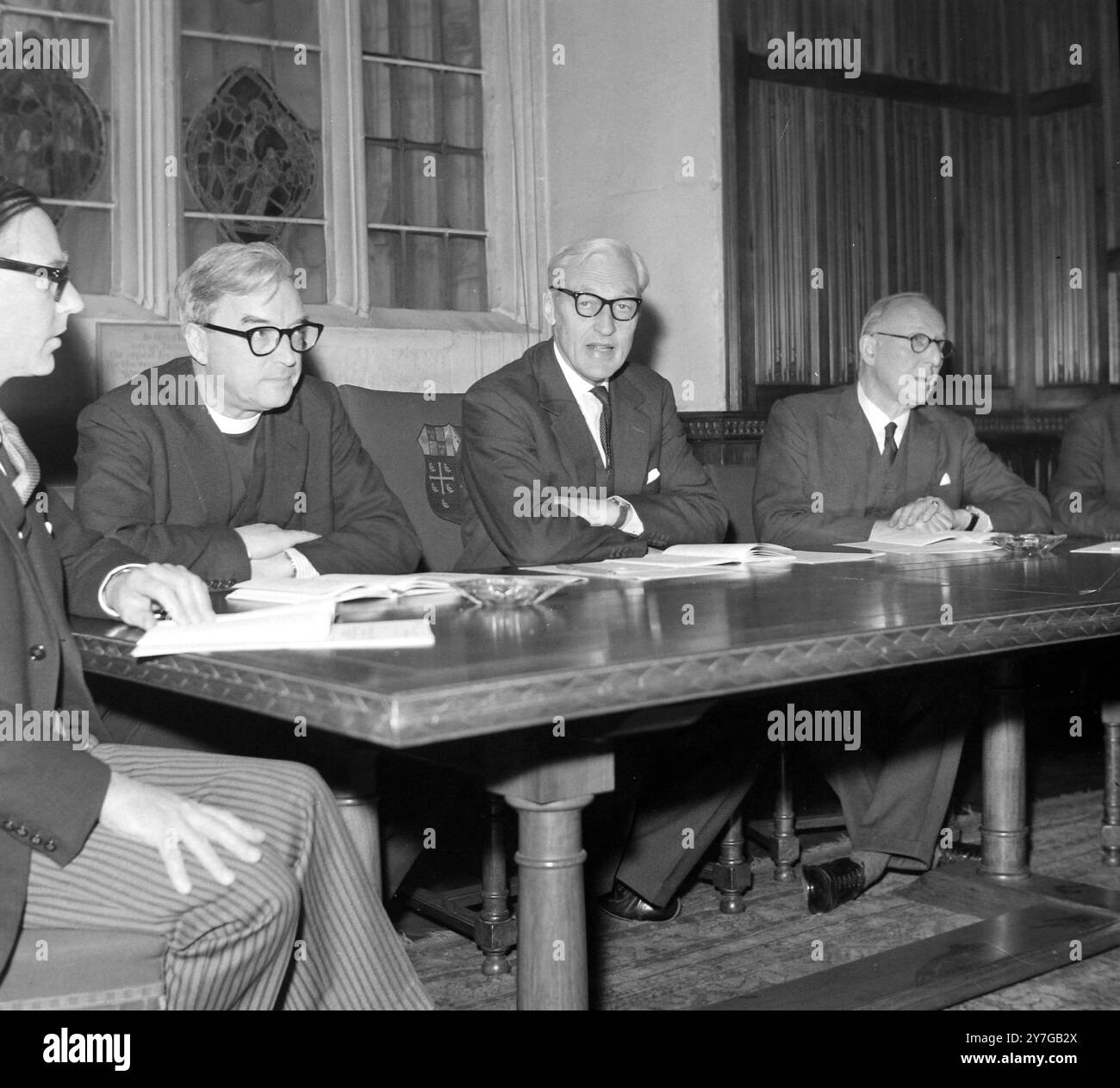 WARREN HUNT MIT W CANON BEI DER ERZBISCHOFSKOMMISSION IN LONDON / ; 1. DEZEMBER 1964 Stockfoto