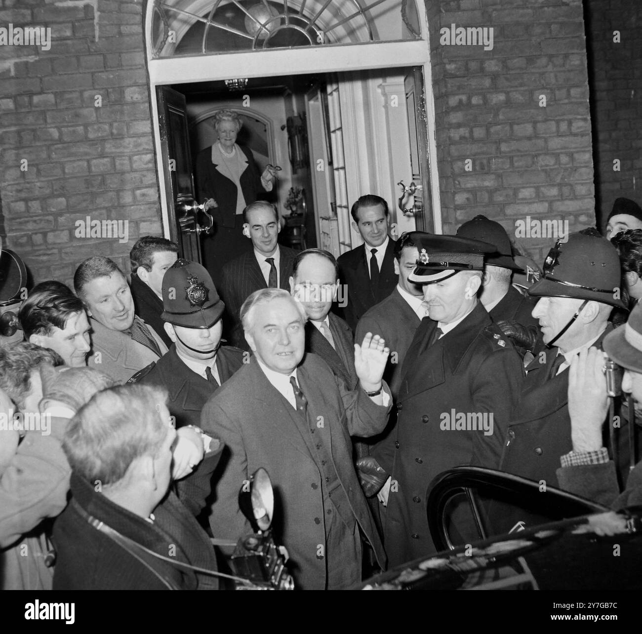 30. NOVEMBER 1964 Premierminister Harold Wilson verließ 28 Hyde Park Gate, die Londoner Residenz von Sir Winston Churchill, nachdem er den früheren Premierminister aufgefordert hatte, ihm einen glücklichen 90. Geburtstag zu wünschen. Lady Clementine Churchill ist am Eingang des Hauses zu sehen. London, England. Stockfoto