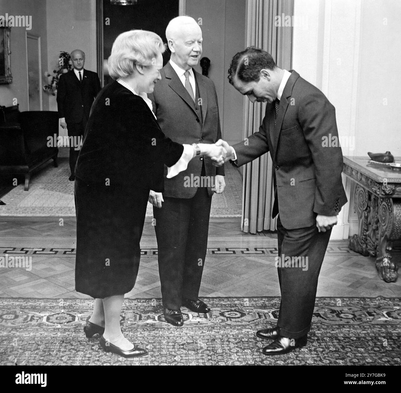 KÖNIG HUSSEIN VON JORDANIEN MIT PRÄSIDENT HEINRICH LUEBKE UND EHEFRAU IN BONN; 27. NOVEMBER 1964 Stockfoto