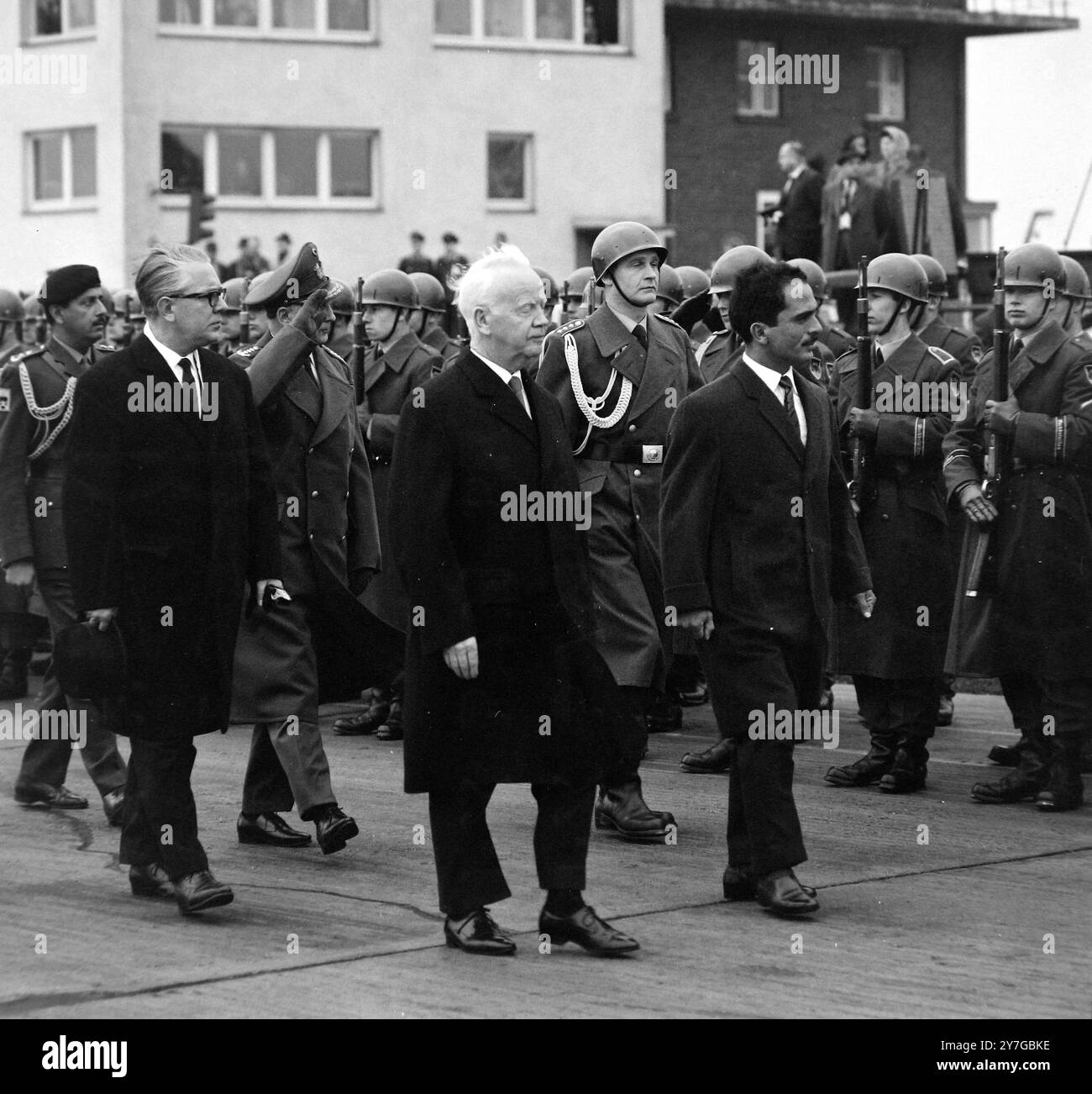 KÖNIG HUSSEIN VON JORDANIEN MIT PRÄSIDENT HEINRICH LUEBKE UND EHEFRAU IN BONN; 27. NOVEMBER 1964 Stockfoto