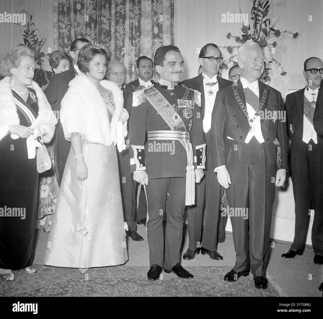 KÖNIG HUSSEIN VON JORDANIEN MIT PRÄSIDENT HEINRICH LUEBKE UND EHEFRAU IN BONN / ; 27. NOVEMBER 1964 Stockfoto