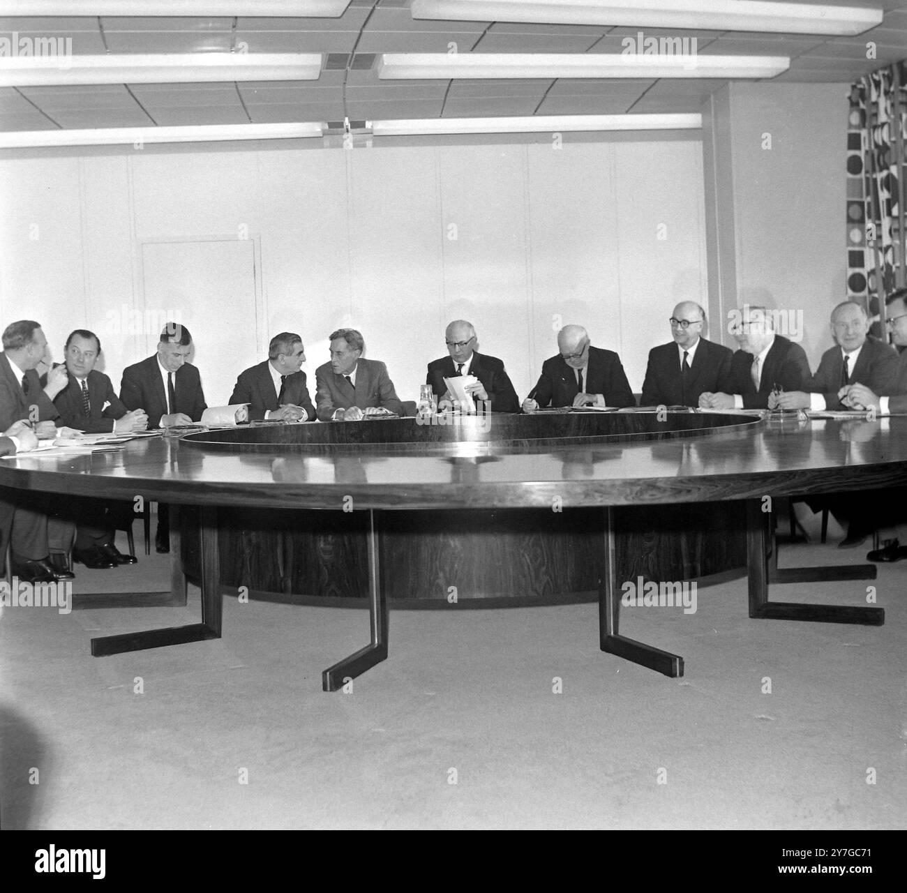Der von der Labour-Regierung eingesetzte Beirat für Technologie wird heute auf seiner ersten Sitzung in London unter dem Vorsitz von Frank Cousins als Minister für Technologie gezeigt. Gezeigt von LtoR sind Sir Arnold Hall (Hawker Siddeley Group); Lord Nelson of Strafford (English Electric); Herr Charles Frederick Carter (Vizekanzler, University of Lancaster); Leon Bagrit (Elliott Automation Ltd); Professor Blackett (stellvertretender Vorsitzender); Herr Frank Cousins, Minister für Technologie; Lord Snow (parlamentarischer Scretary); Herr Mearton (Courtaulds Ltd); Dr Samuel Curran (Vizekanzler der Universität o Stockfoto