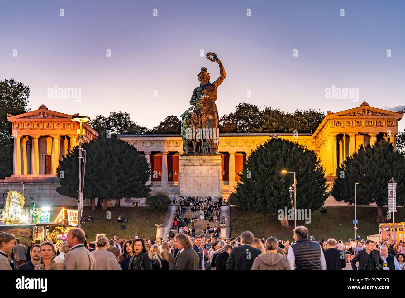 Ruhmeshalle, Bavaria Statue und Besucher beim Oktoberfest 2024 in der Abenddämmerung, München, Bayern, Deutschland | Bayern Statue und Oktoberfest Stockfoto