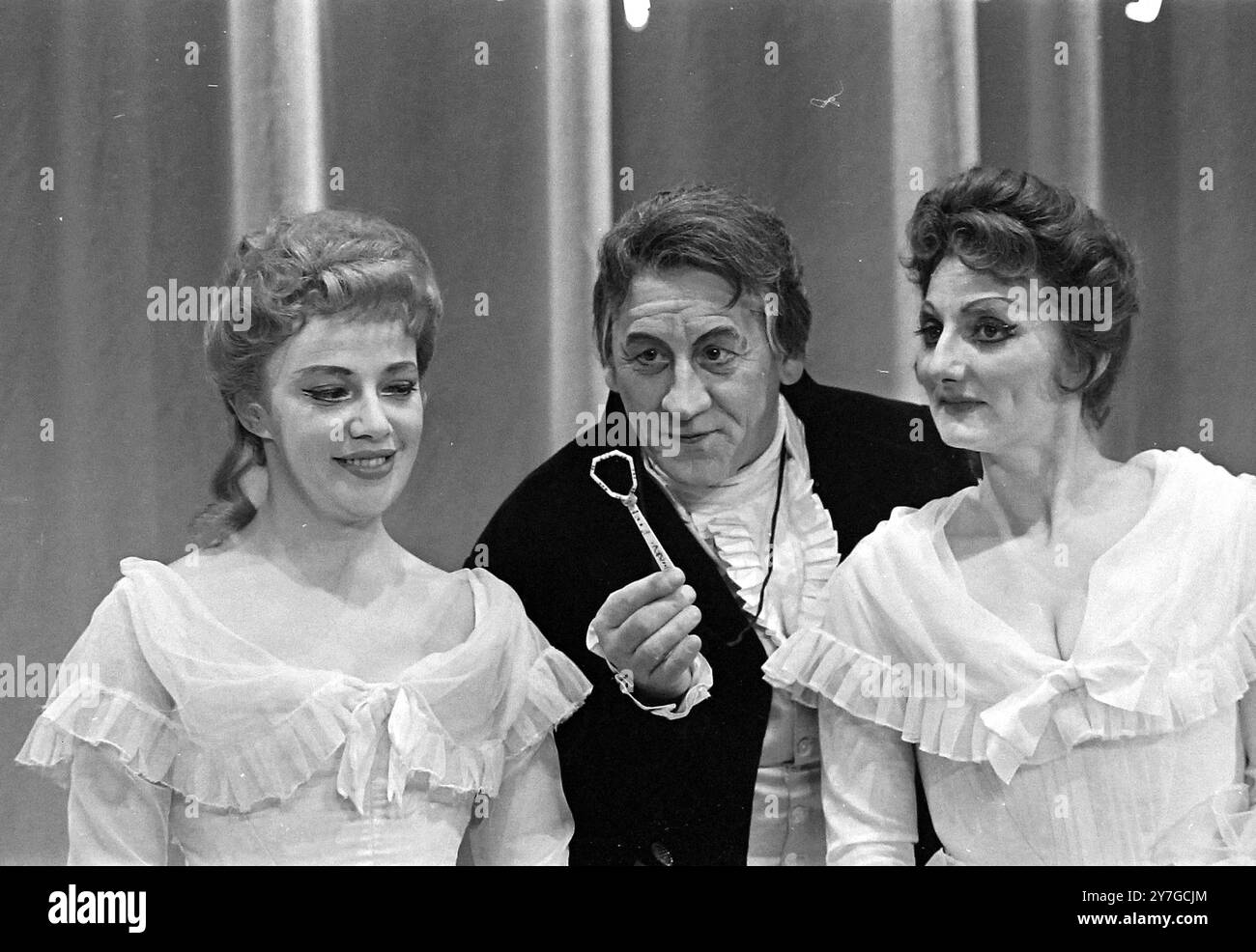 PATRICIA KERN OPERA SÄNGERIN UND DENNIS DOWLING MIT PAULINE TINSLEY IN COSI FAN TUTTE IN LONDON / ; 23. NOVEMBER 1964 Stockfoto