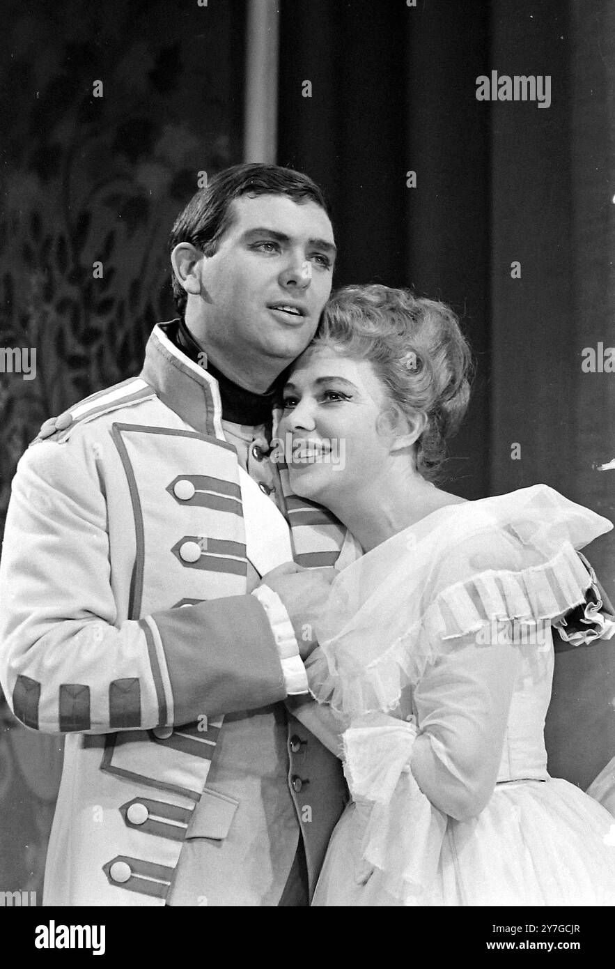 PATRICIA KERN OPERA SÄNGERIN UND JOHN WAKEFIELD IN COSI FAN TUTTE IN LONDON / ; 23. NOVEMBER 1964 Stockfoto