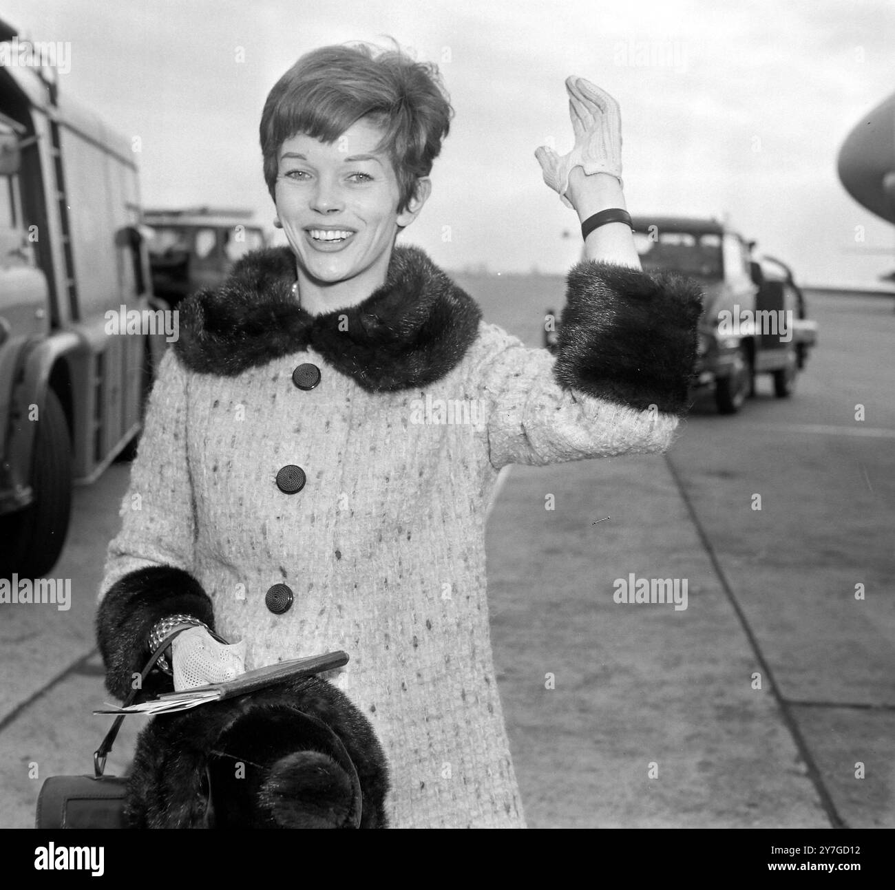 SCHAUSPIELERIN DAWN ADDAMS D HAIR CUT IN LONDON; 20. NOVEMBER 1964 Stockfoto