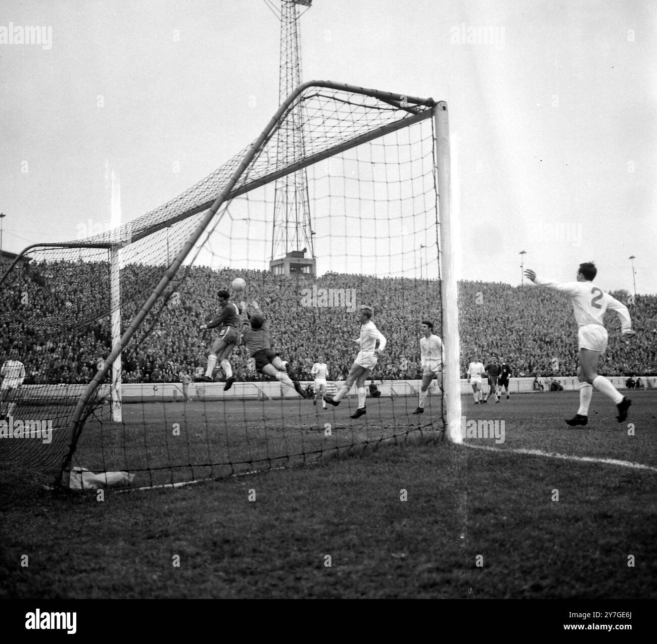 FUSSBALLSPIELER GRAHAM IN AKTION CHELSEA V EVERTON IN LONDON / ; 14. NOVEMBER 1964 Stockfoto