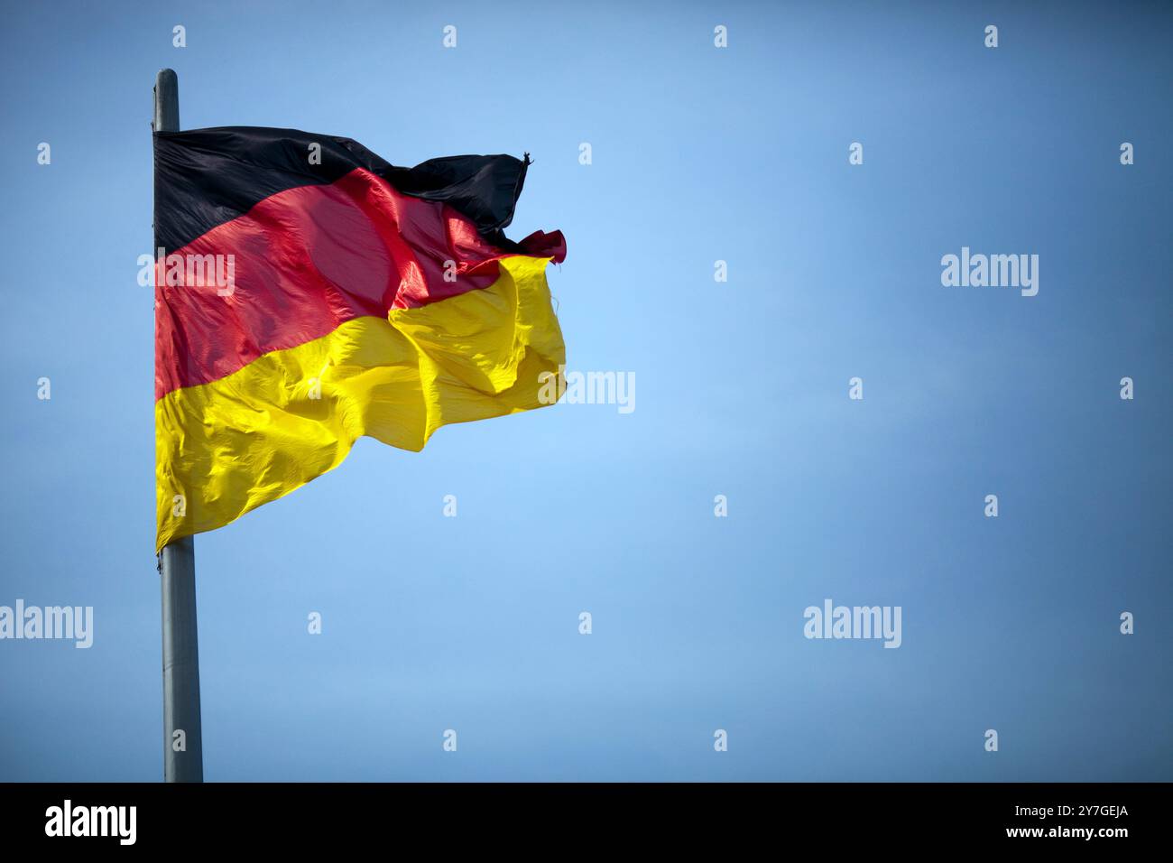 Die deutsche Flagge winkt sanft im Wind und symbolisiert an einem sonnigen Tag den Nationalstolz in Berlin. Stockfoto