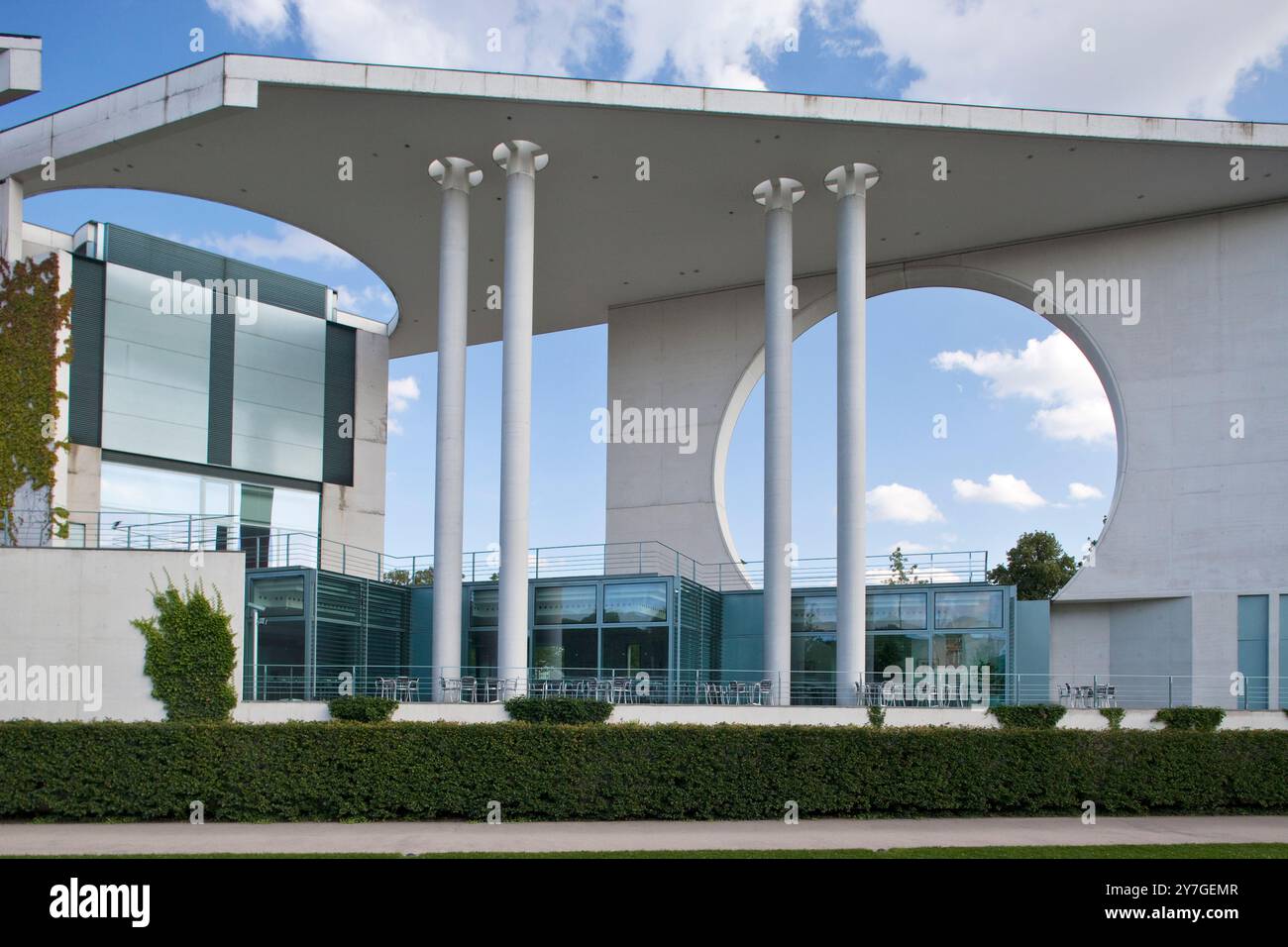 Das Bundeskanzleramt präsentiert zeitgenössische Architektur mit markanten Designelementen im Berliner Stadtteil Mitte. Stockfoto