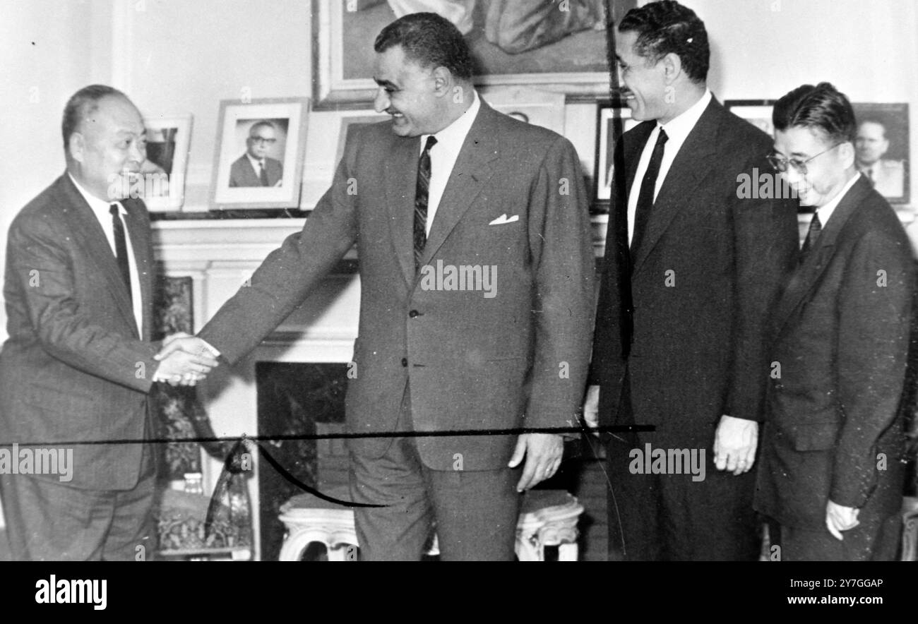 PRÄSIDENT DER VEREINIGTEN ARABISCHEN REPUBLIK GAMAL ABDUL NASSER MIT DEM CHINESISCHEN MINISTER YI CHEN IN KAIRO / ; 7. NOVEMBER 1964 Stockfoto