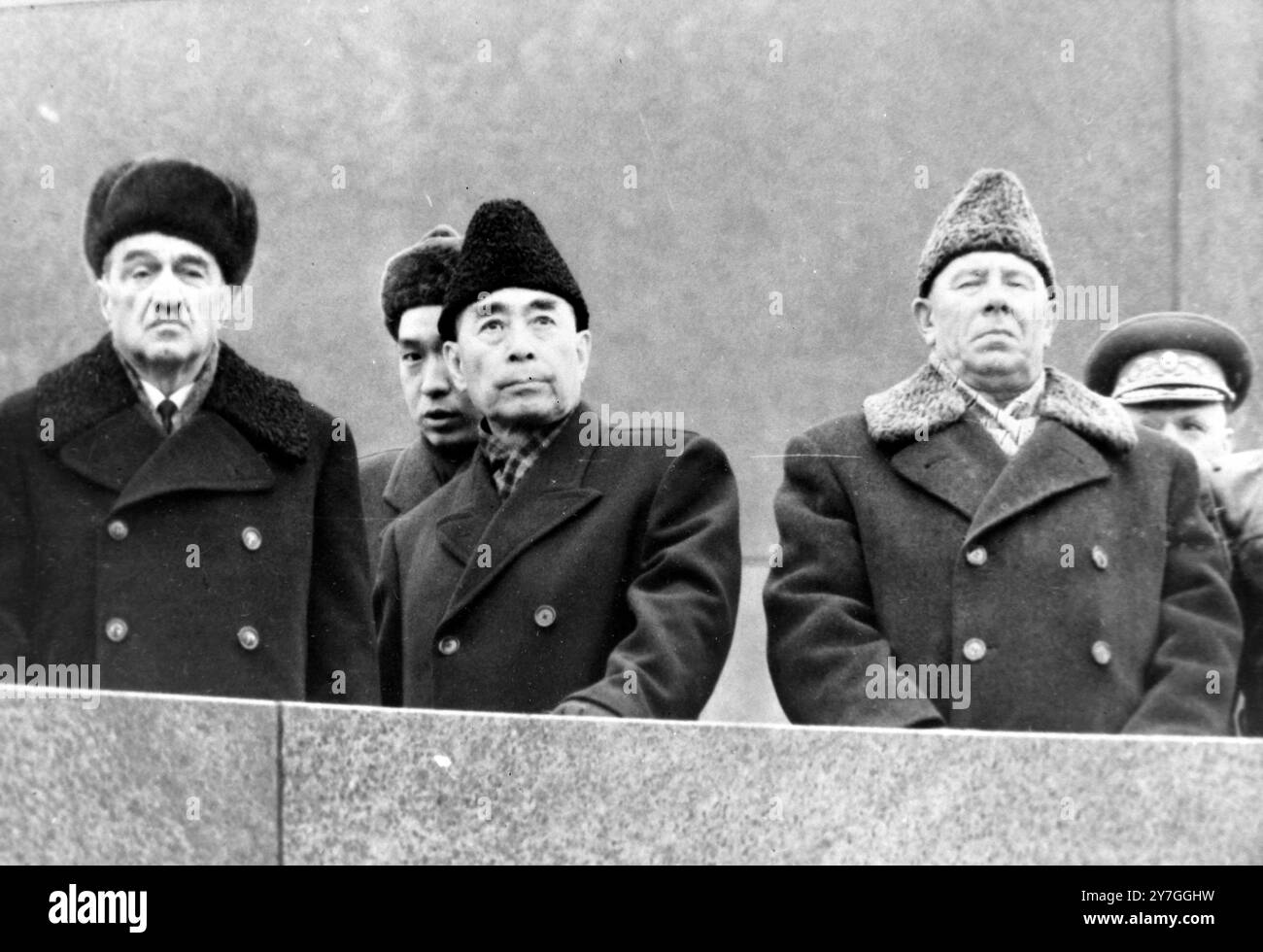 ANASTAS MIKOYAN MIT DEM CHINESISCHEN KOMMUNISTISCHEN PREMIER CHOU EN-LAI UND NIKOLAI PODGORNY IN MOSKAU / ; 7. NOVEMBER 1964 Stockfoto