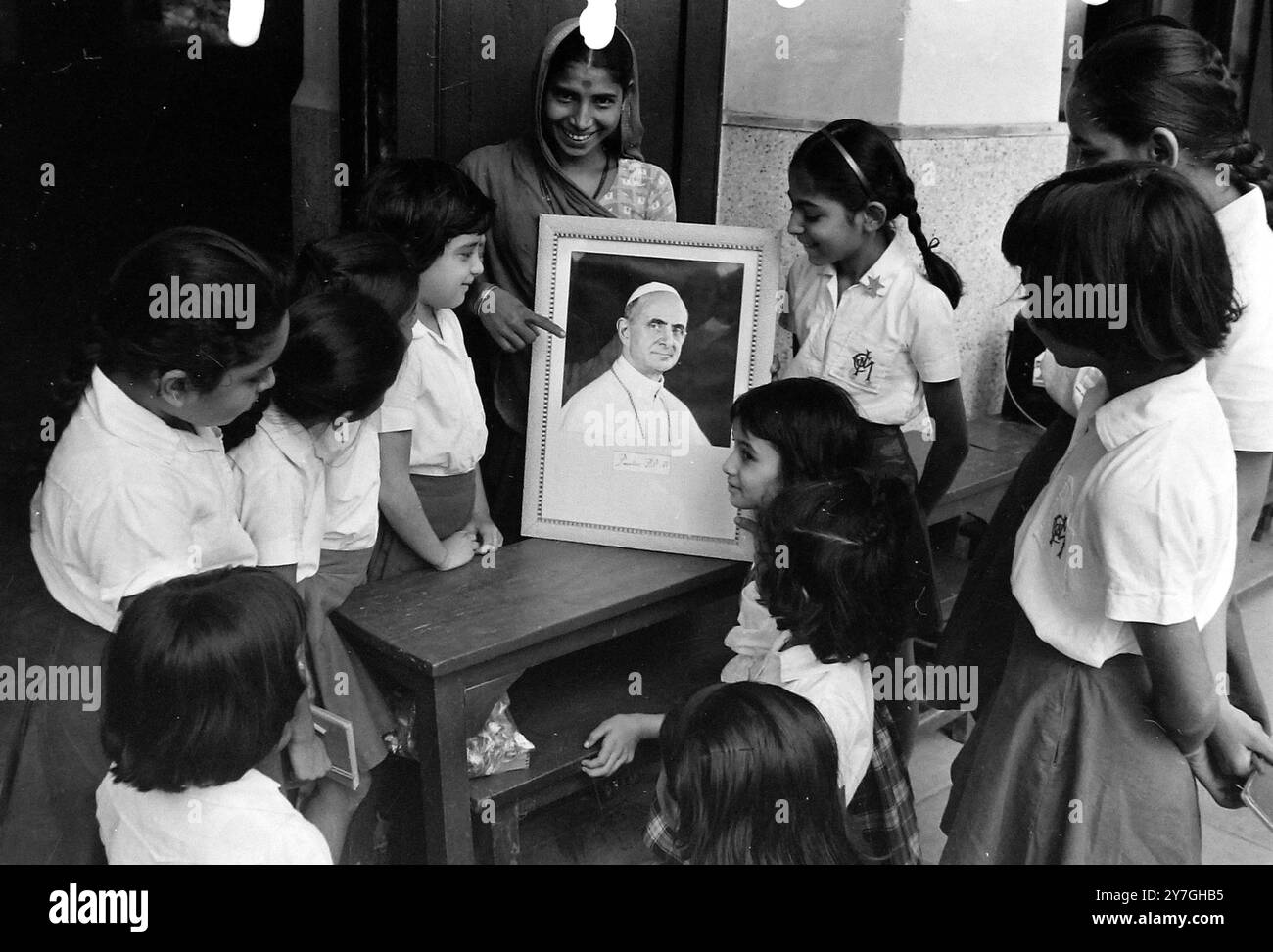 SCHULPORTRÄT VON PAPST PAUL IV. IN DER HEILIG-NAMENS-SCHULE BOMBAY; 4. NOVEMBER 1964 Stockfoto