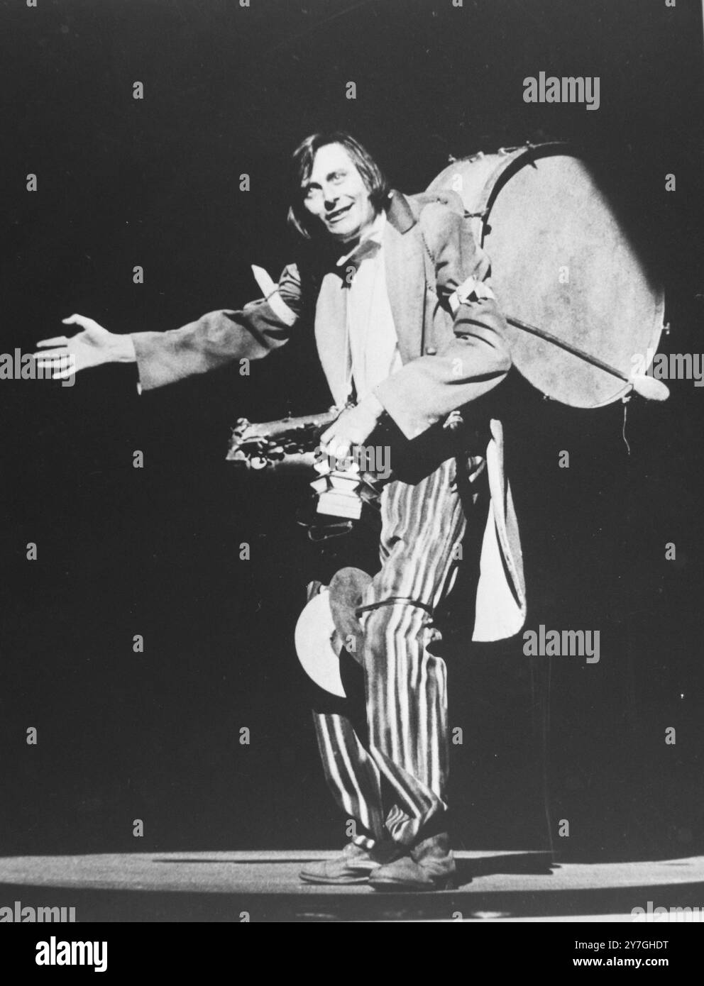 BARRY HUMPHRIES IN MAGGIE MAY IN LONDON / ; 3. NOVEMBER 1964 Stockfoto