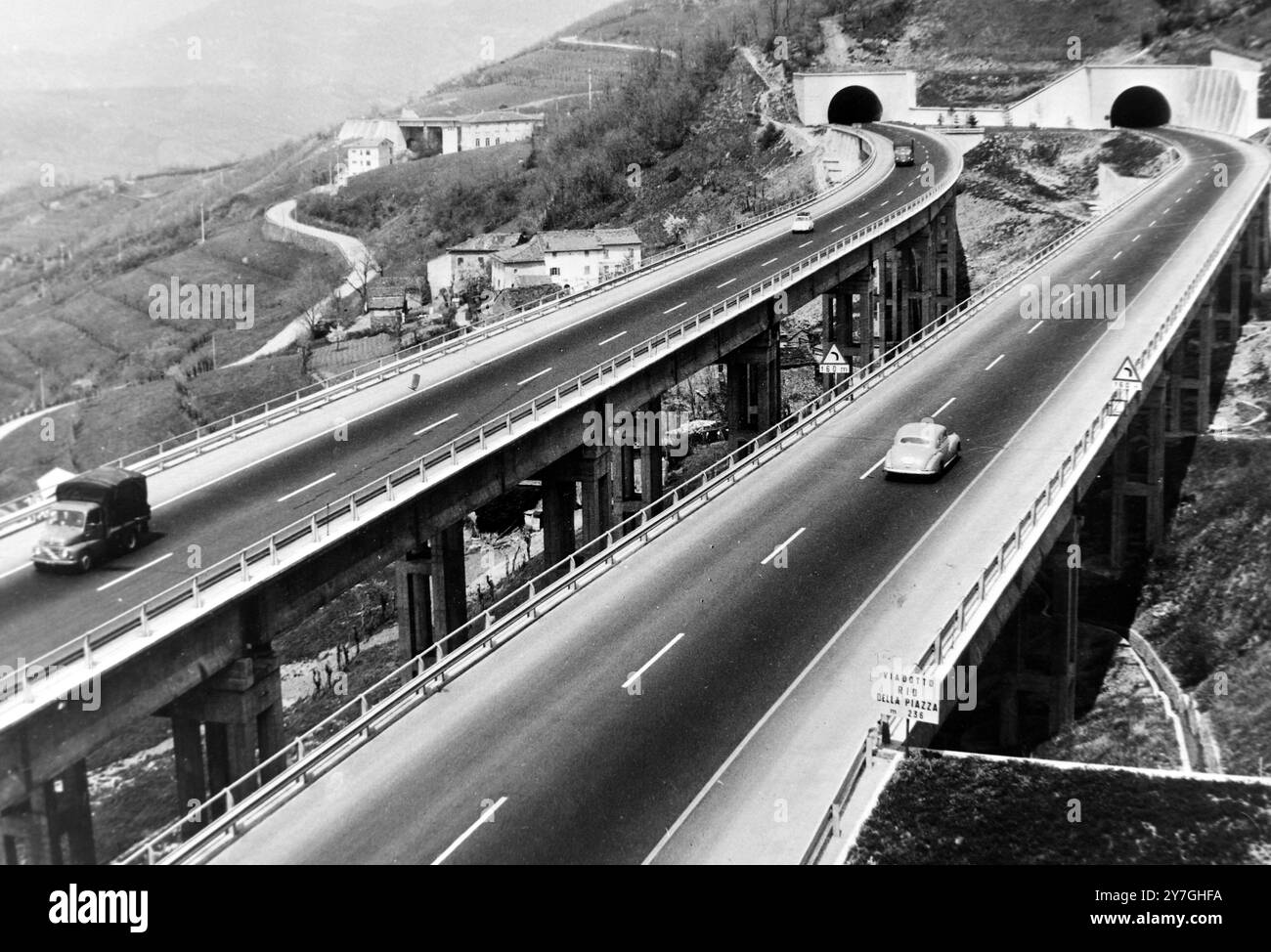 AUTOBAHNEN RIO DELLA VIADUKT IN ITALIEN; 3. NOVEMBER 1964 Stockfoto