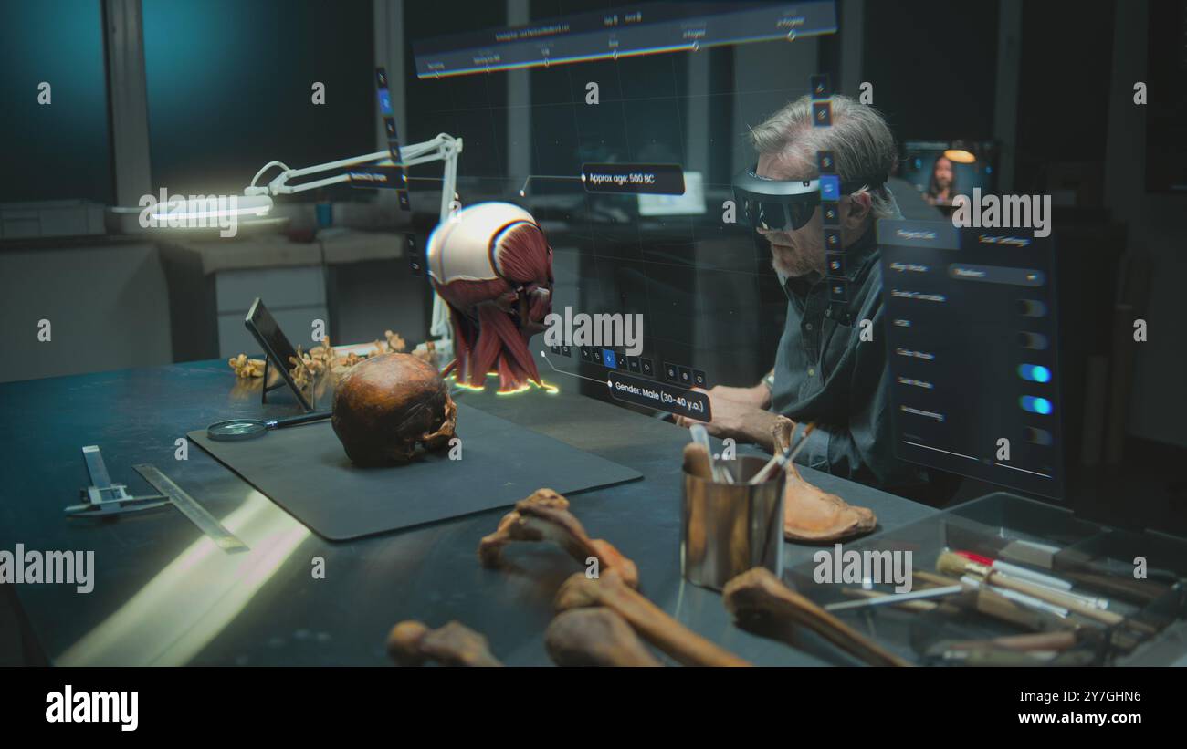 Fortgeschrittenes archäologisches Labor: Archäologe in VR-Headset untersucht alte menschliche Anatomie in Augmented Reality mit fossilem Schädel. 3D-Rendering der virtuellen Anzeige mit Benutzeroberfläche der Scansoftware. Stockfoto