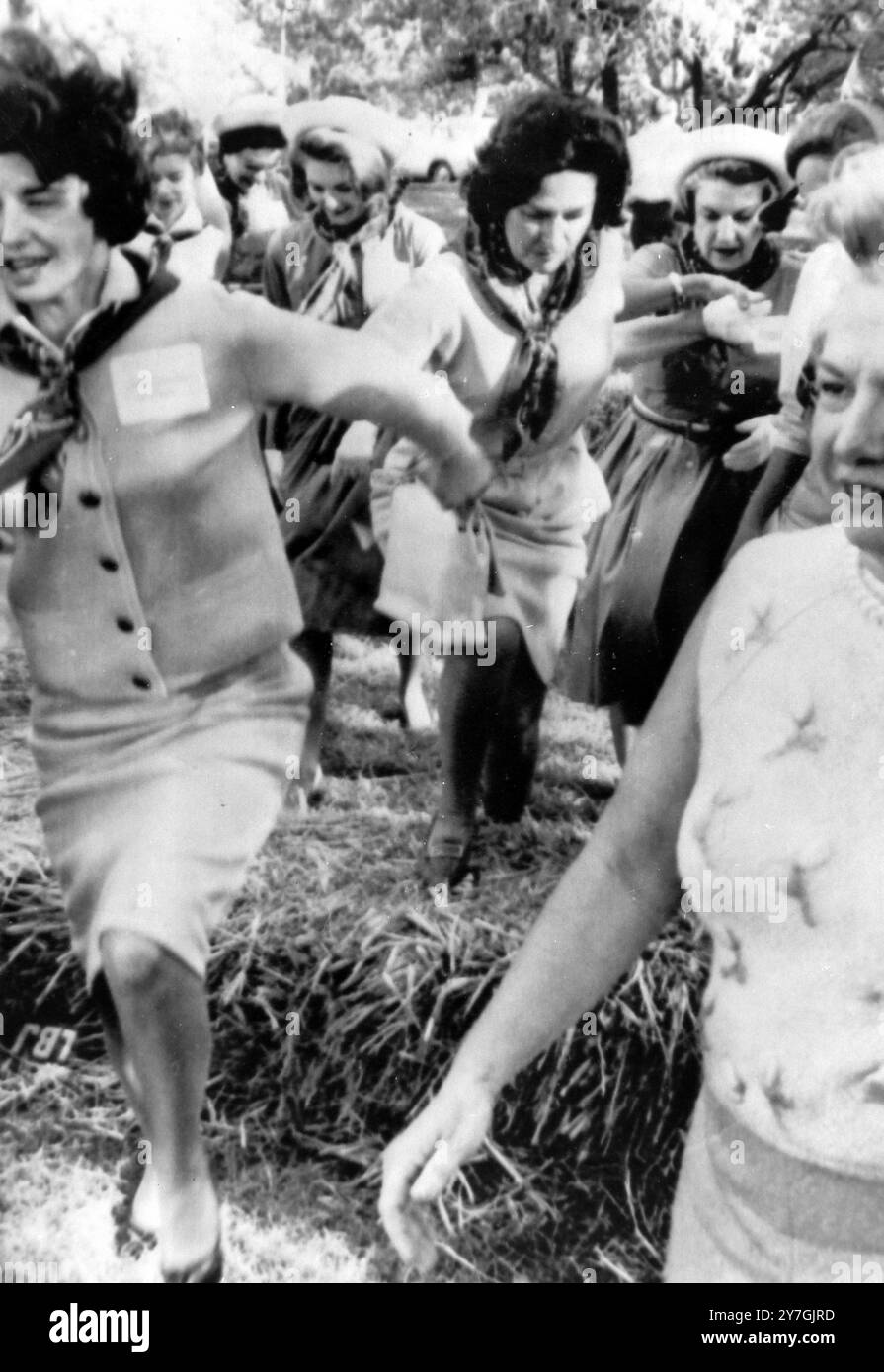 CLAUDIA JOHNSON MIT ORVILLE FREEMAN BEIM BARBECUE IN JOHNSON CITY; 26. OKTOBER 1964 Stockfoto