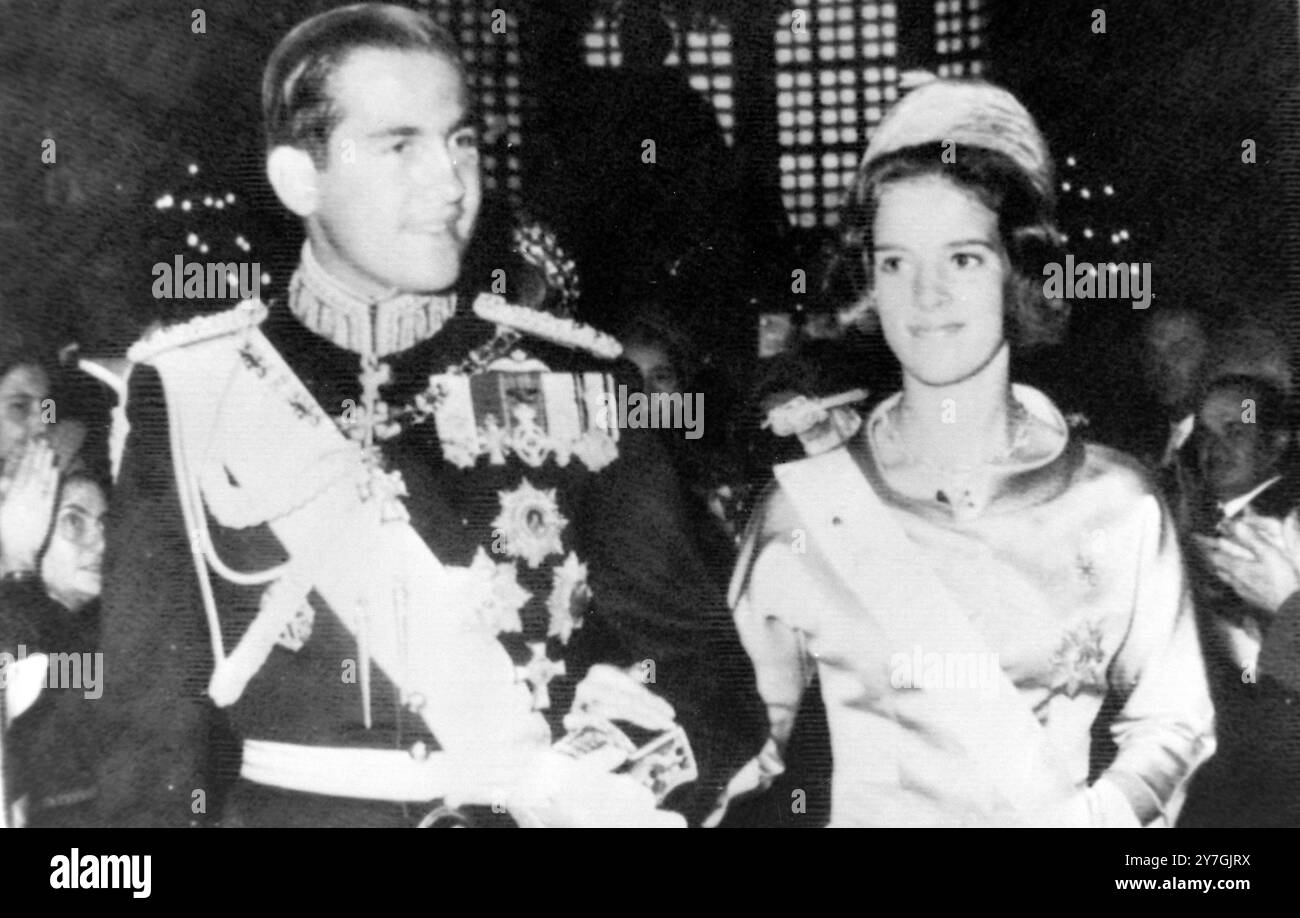 KÖNIG KONSTANTIN UND KÖNIGIN ANNE MARIE IN DER KATHEDRALE SALONIKA, GRIECHENLAND; 26. OKTOBER 1964 Stockfoto