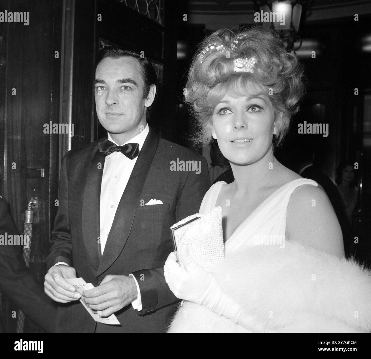RICHARD JOHNSON MIT KIM NOVAK BEI DER PREMIERE DER CARPETBAGGERS IN LONDON / ; 21. OKTOBER 1964 Stockfoto
