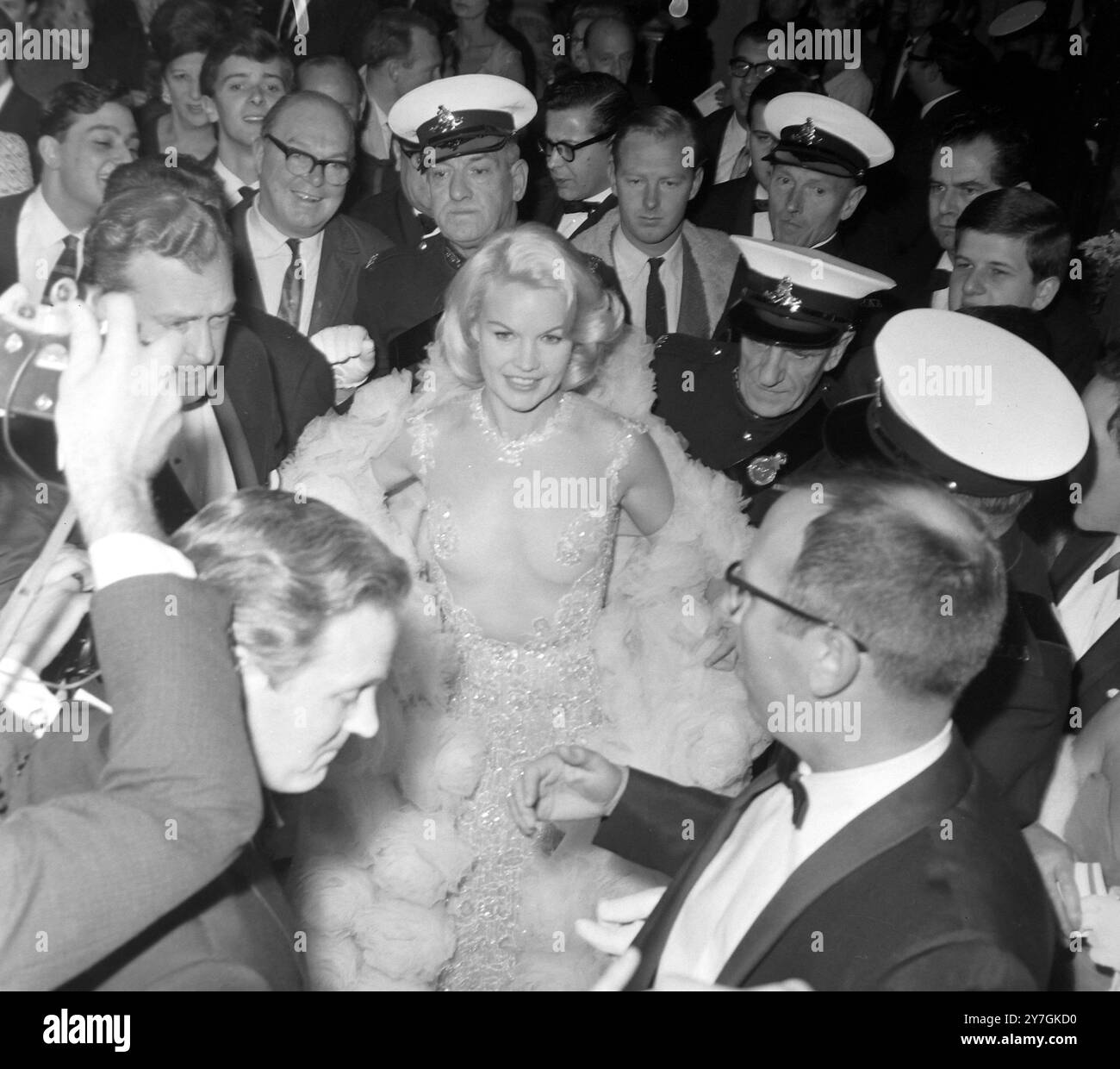 CARROLL BAKER BEI DER PREMIERE DER CARPETBAGGERS IN LONDON / ; 21. OKTOBER 1964 Stockfoto