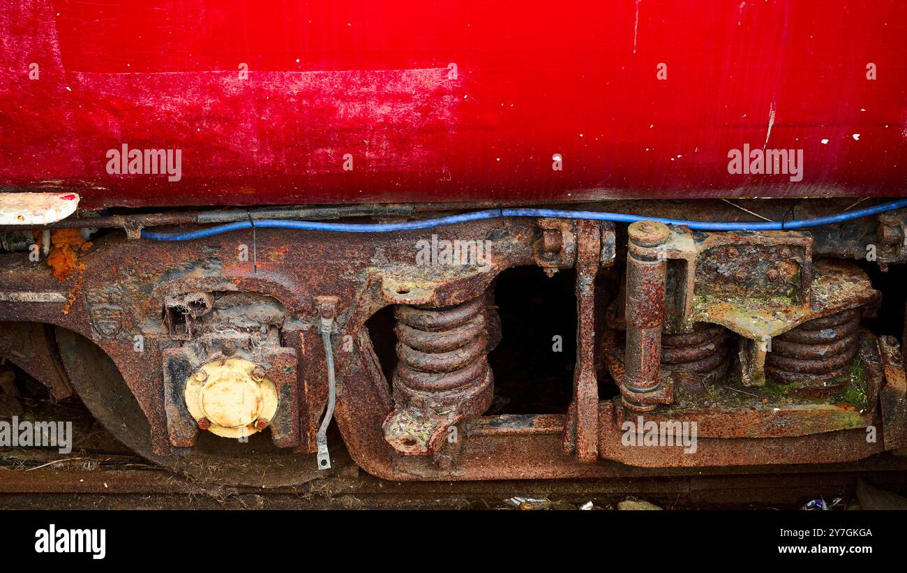 Rusring-Federung an alten Eisenbahnwaggons Stockfoto