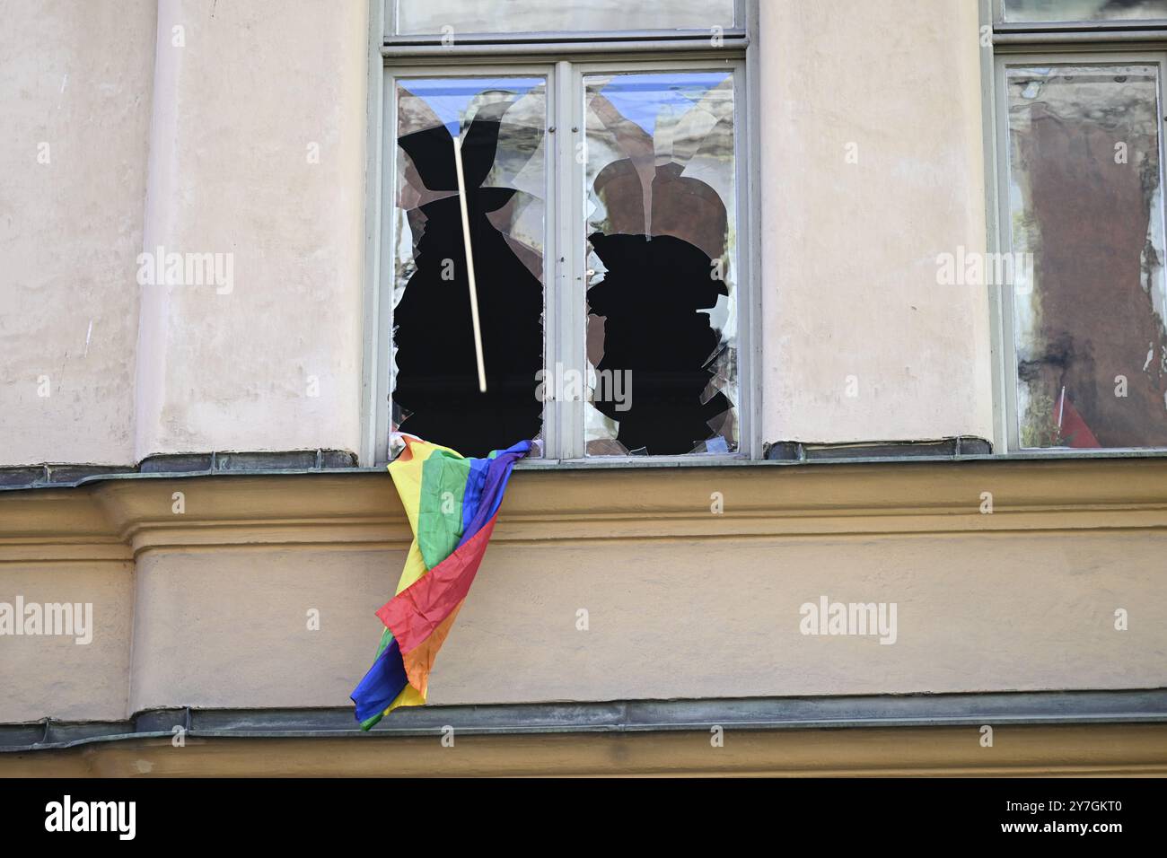 Stockholm, Schweden. 30. September 2024. Ein Mann wurde am Montag verhaftet, nachdem er in die marokkanische Botschaft in Stockholm einbrach und Fenster zerschlug, bevor er eine Regenbogenfahne an einem Fenster hängte Foto: Fredrik Sandberg/TT/kod 10080 Credit: TT News Agency/Alamy Live News Stockfoto