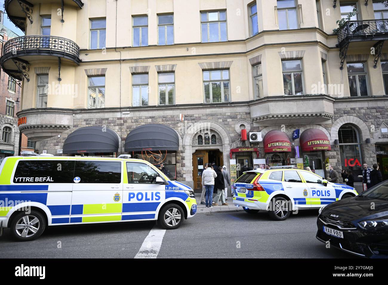 Stockholm, Schweden. 30. September 2024. Ein Mann wurde am Montag verhaftet, nachdem er in die marokkanische Botschaft in Stockholm einbrach und Fenster zerschlug, bevor er eine Regenbogenfahne an einem Fenster hängte Foto: Fredrik Sandberg/TT/kod 10080 Credit: TT News Agency/Alamy Live News Stockfoto