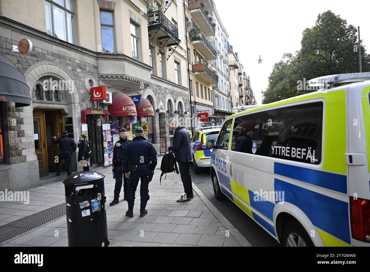 Stockholm, Schweden. 30. September 2024. Ein Mann wurde am Montag verhaftet, nachdem er in die marokkanische Botschaft in Stockholm einbrach und Fenster zerschlug, bevor er eine Regenbogenfahne an einem Fenster hängte Foto: Fredrik Sandberg/TT/kod 10080 Credit: TT News Agency/Alamy Live News Stockfoto