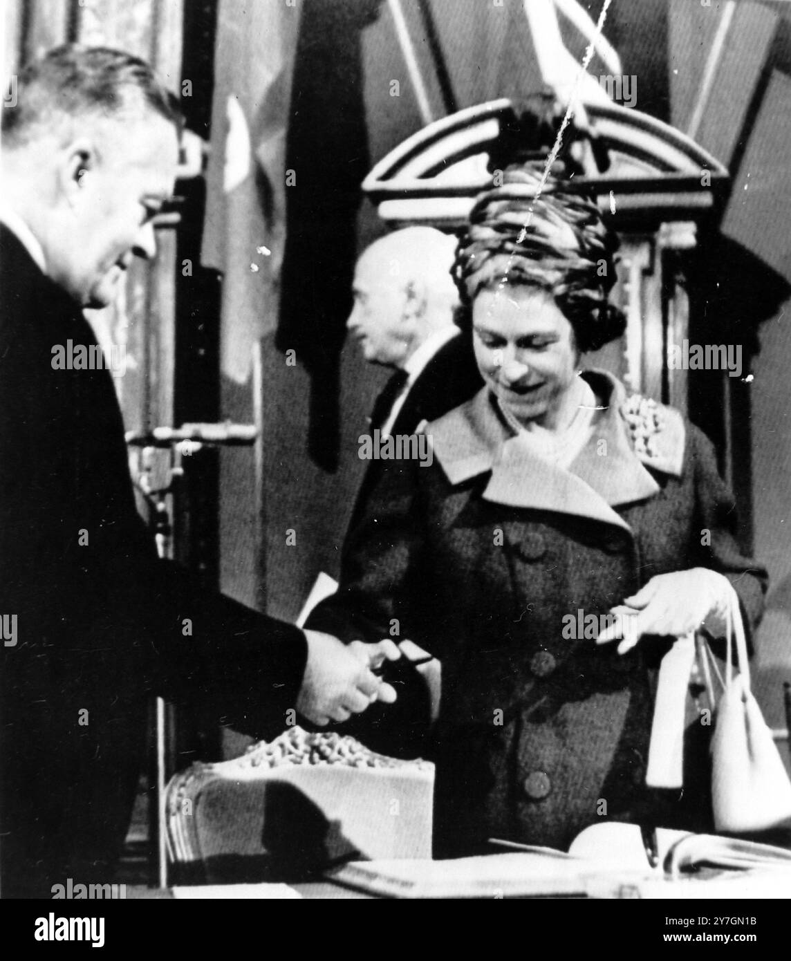 KÖNIGIN ELIZABETH II. UND PRINZ PHILIP IN QUEBEC, KANADA - JEAN LESAGE UND KÖNIGIN SIGNIERT GOLDEN BOOK / ; 11. OKTOBER 1964 Stockfoto