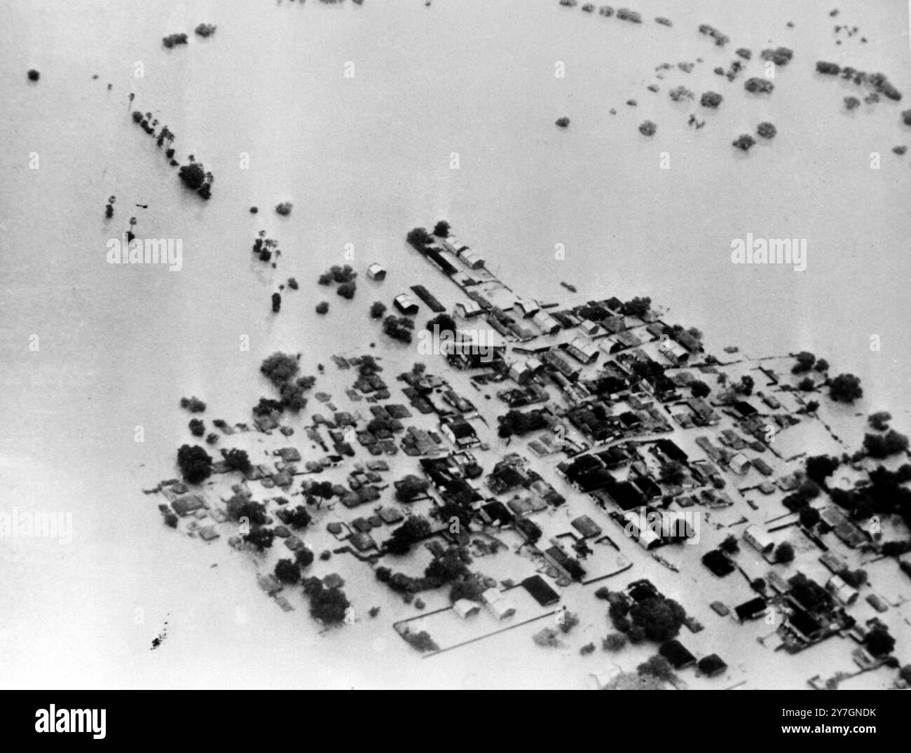 8. OKTOBER 1964 die kleine Stadt Macherla im südindischen Bundesstaat Andhra Pradesh platzte nach Überschwemmungen, die durch den übermäßigen Monsunregen verursacht wurden, den Krishna River und die Bewässerungskanäle. Tausende wurden obdachlos gelassen und viele Menschen sind gestorben, da die Überschwemmungen in der Region weiter steigen. Indien. Stockfoto